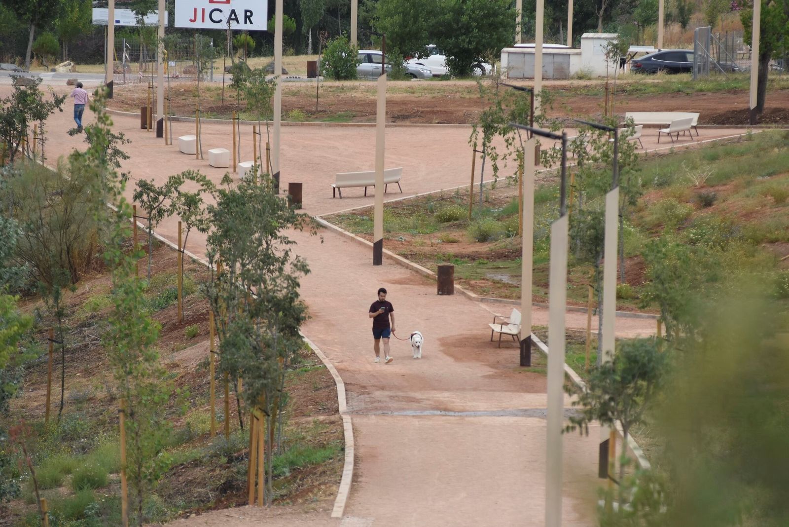 Un hombre hace deporte por el parque de Levante de Córdoba.