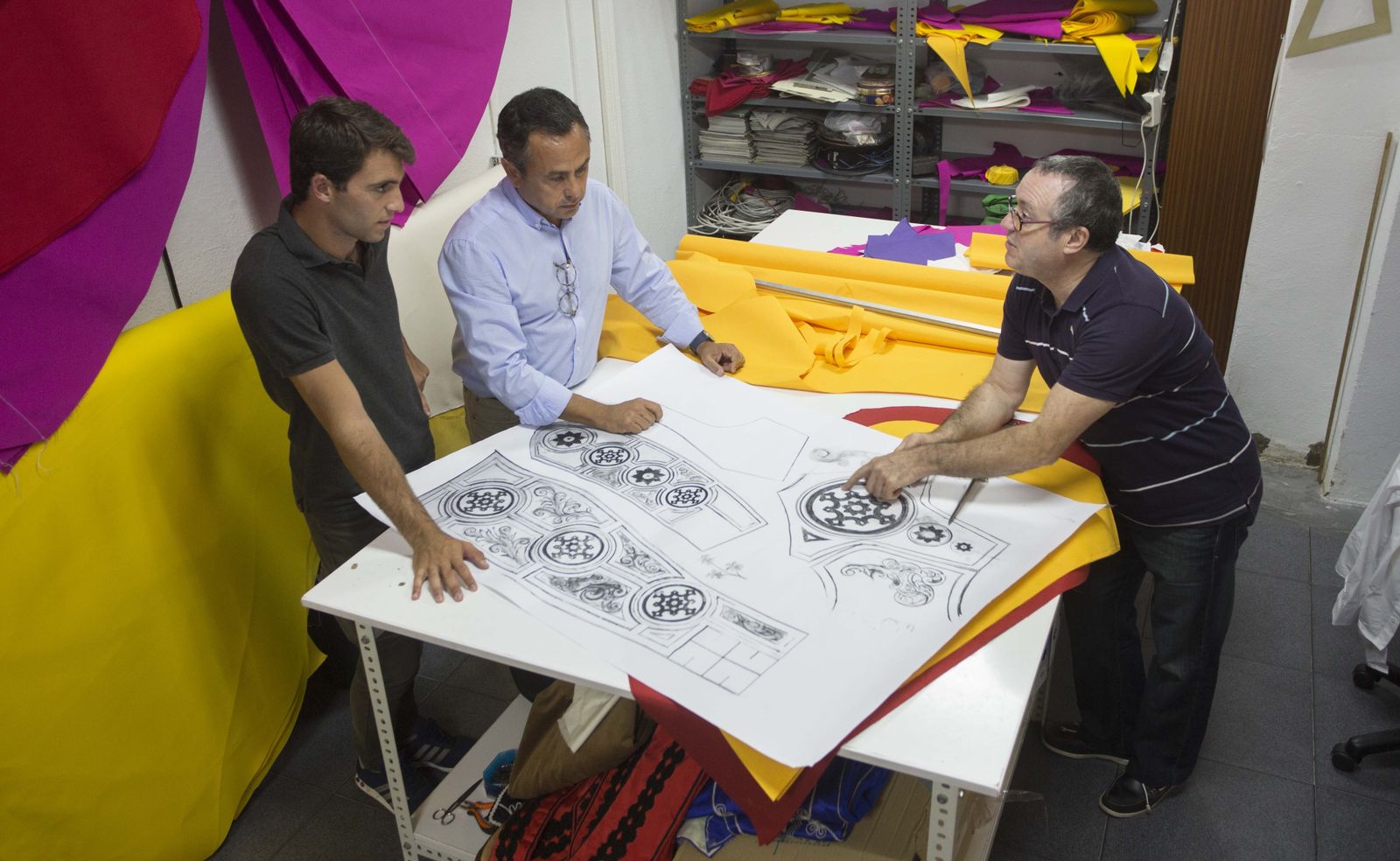 De izquierda a derecha, el torero Rafa Serna, el pintor Ricardo Suárez y el sastre Pedro Algaba, en la tienda de este último en calle Adriano.