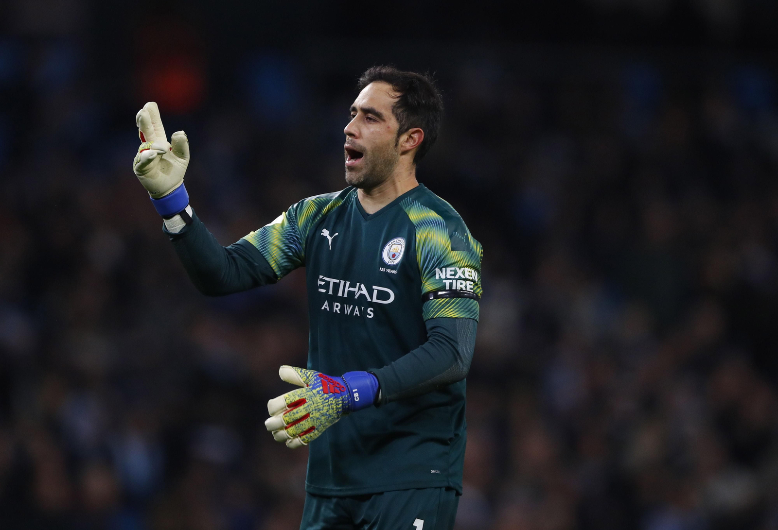 Claudio Bravo, en un partido con el City.