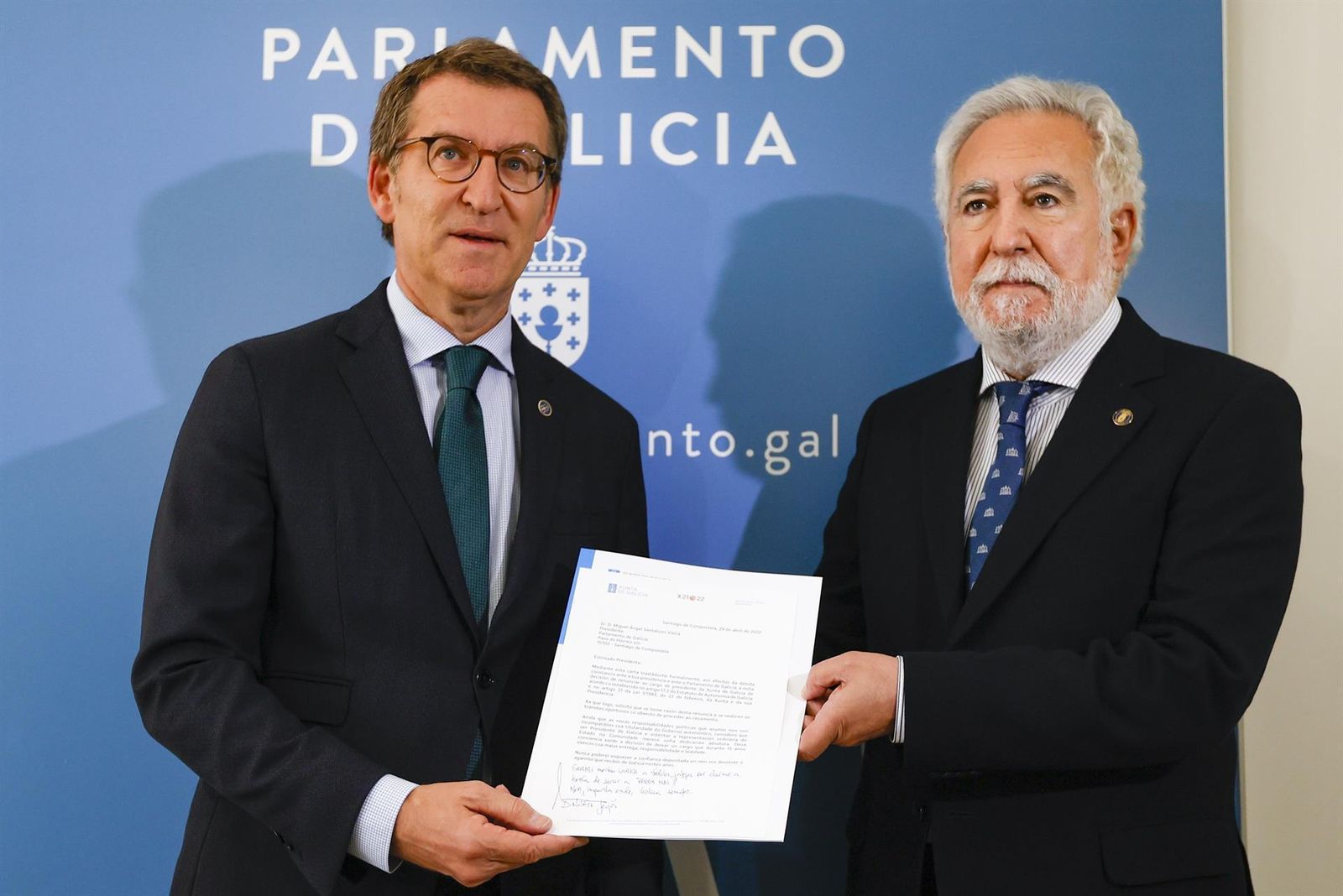 El presidente de la Xunta, Alberto Núñez Feijóo (i) presenta este viernes su renuncia al presidente del Parlamento de Galicia, Miguel Santalices (d) en Santiago de Compostela.