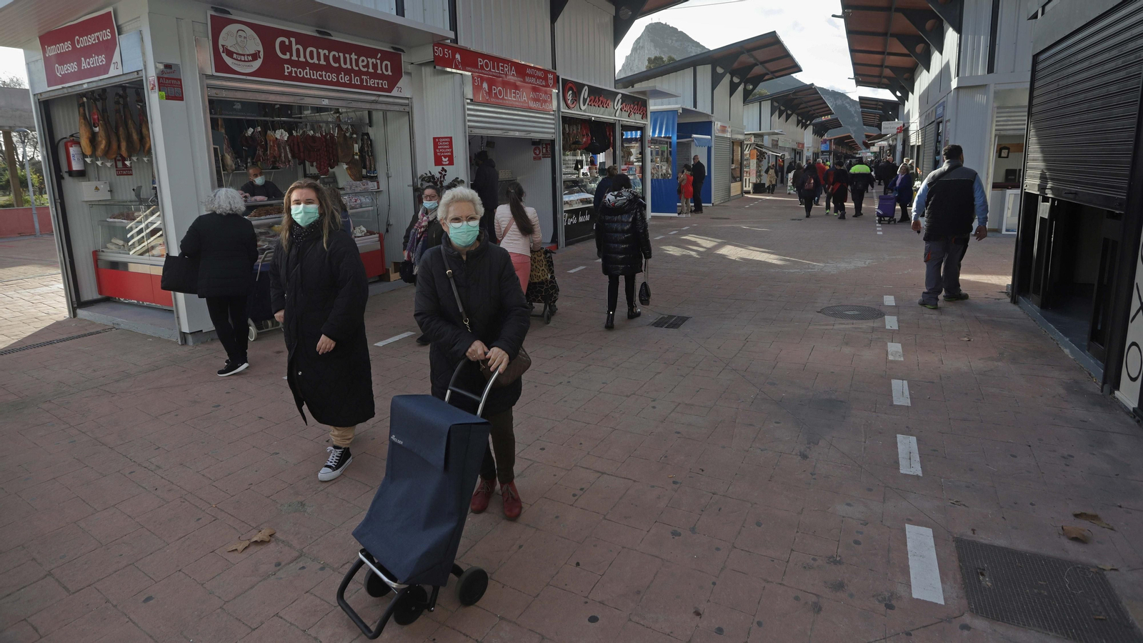 Fotos de la apertura del Mercado provisional en La Línea