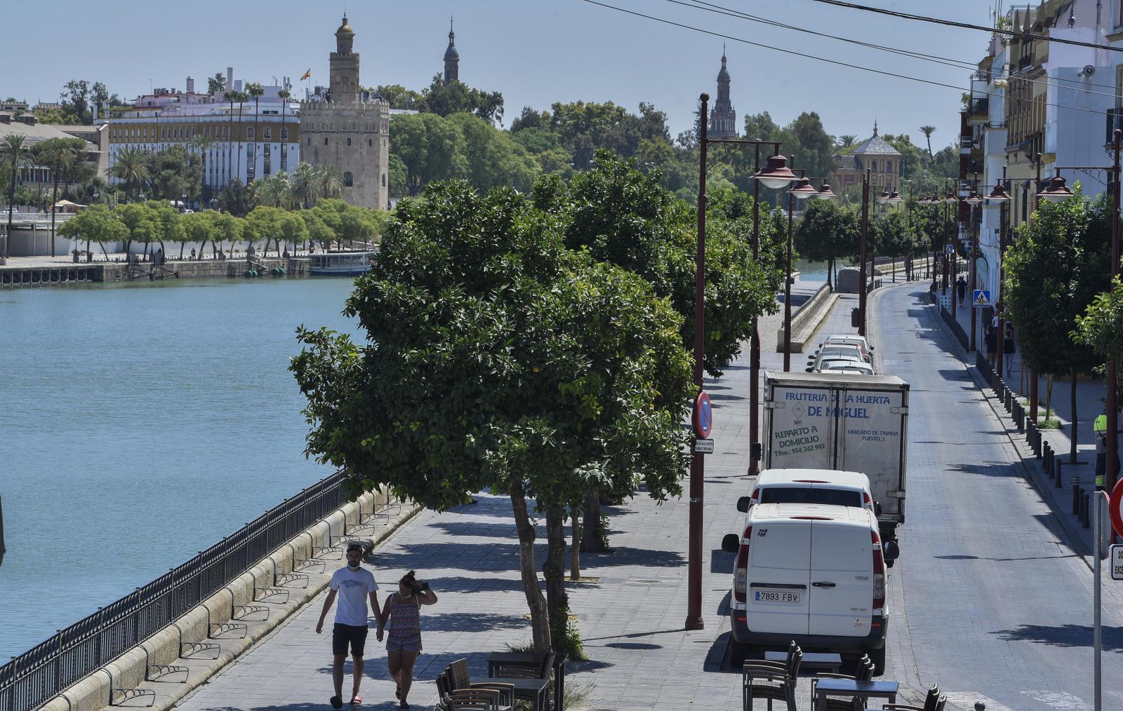Vista aérea de la calle Betis desde el Puente de Triana.