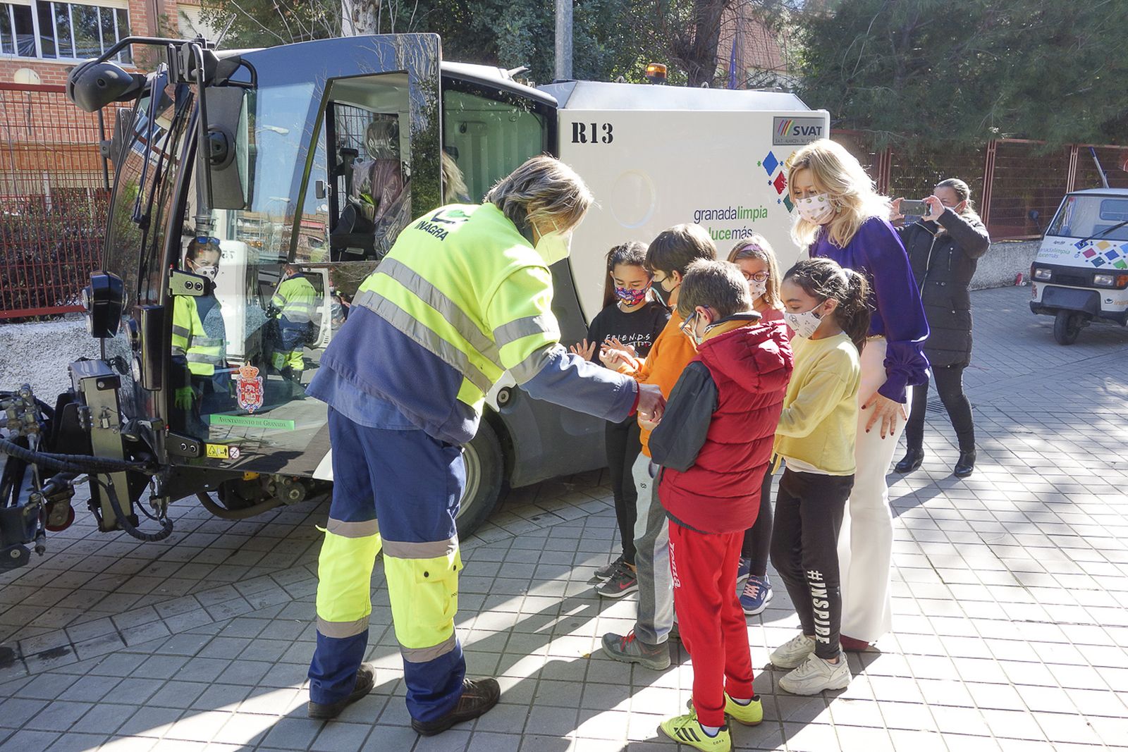 Los trabajadores de limpieza durante la campaña en el colegio Jardín de la Reina.