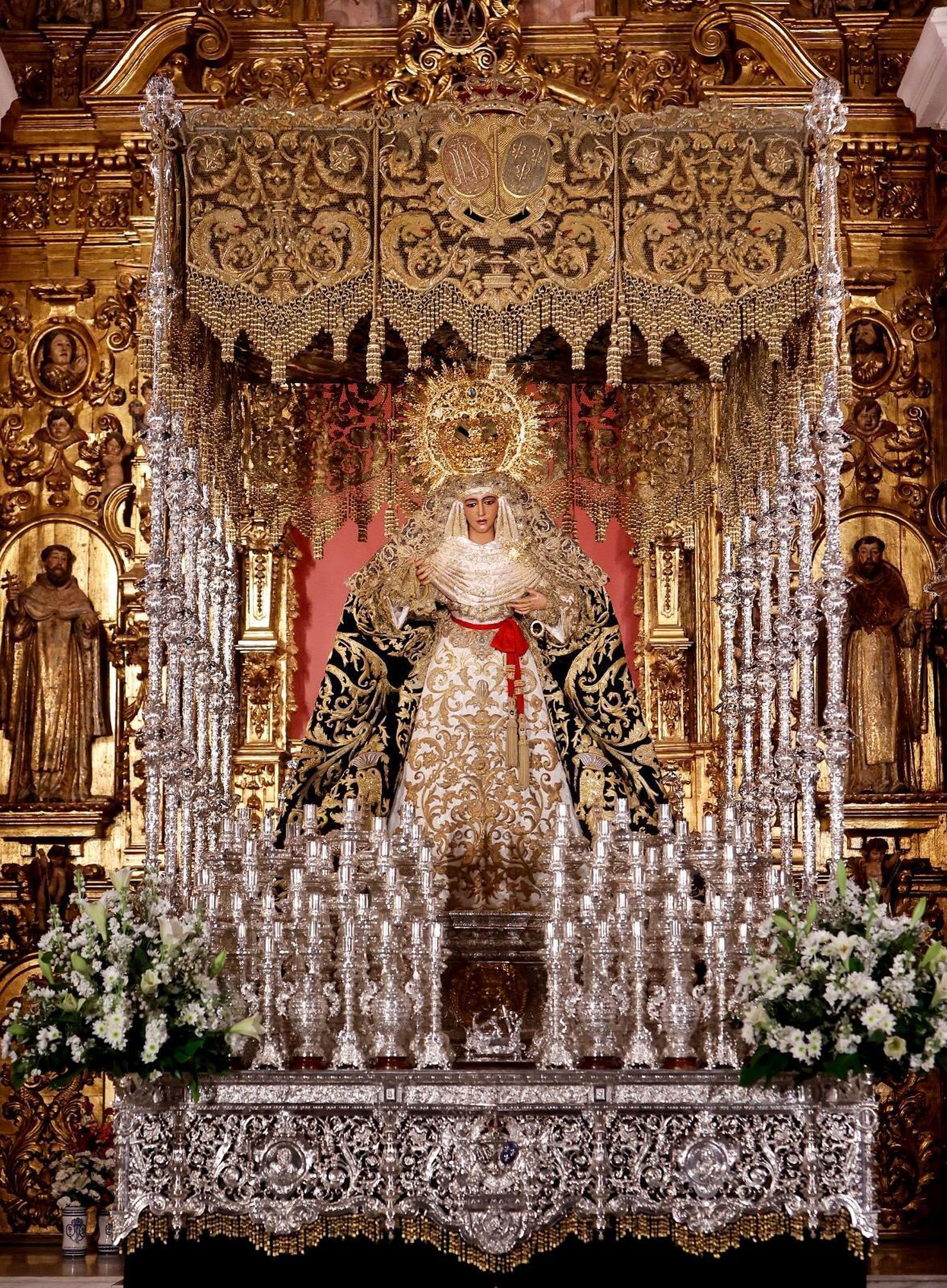 La Esperanza en su paso de palio