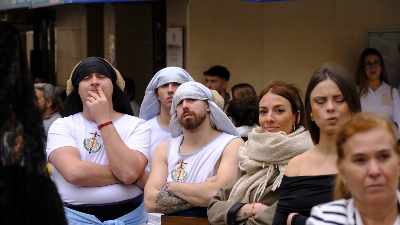 La Procesión de Los Ángeles de sobrepuso a la lluvia, en imágenes