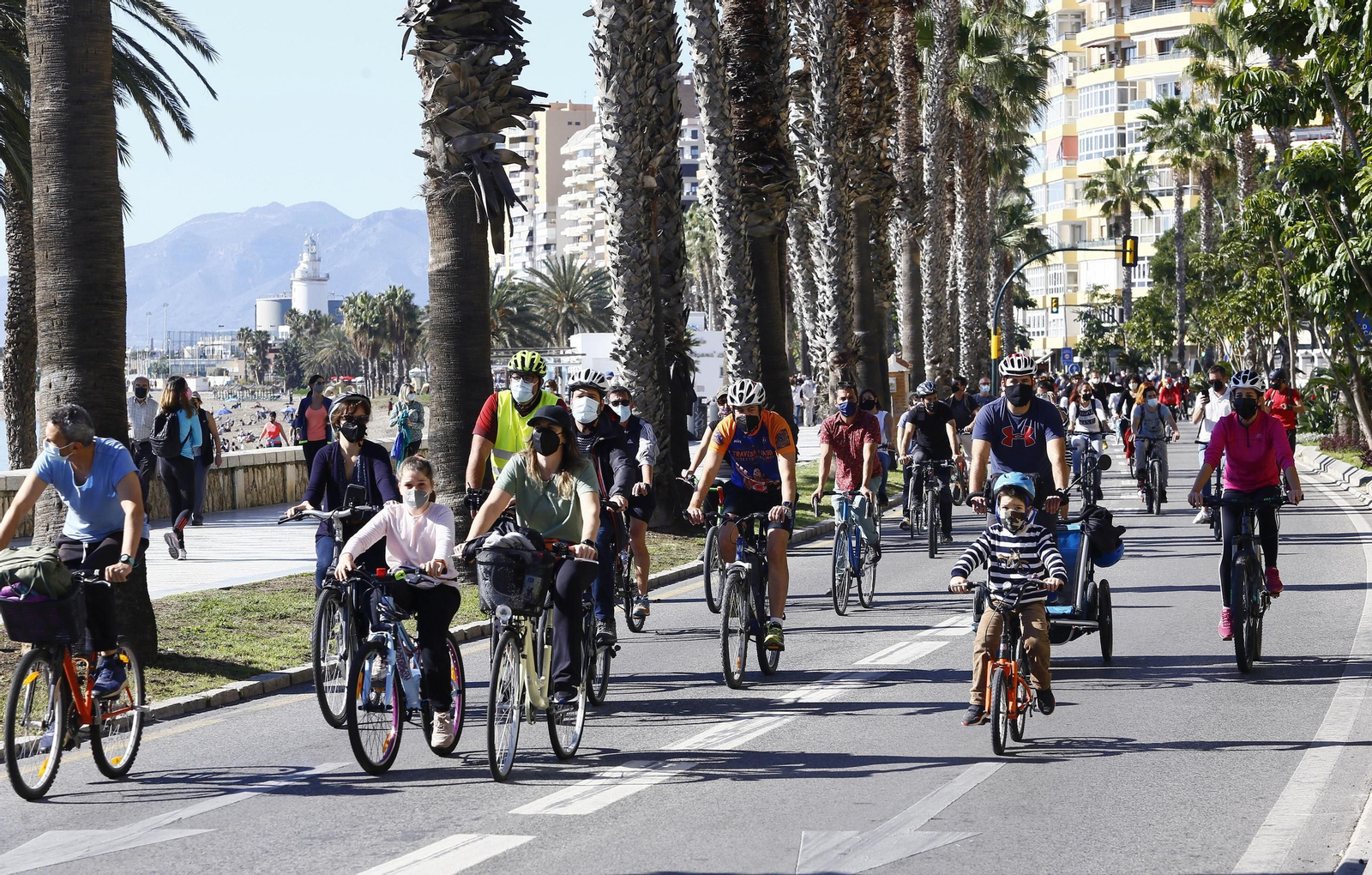 Fotos de la marcha de cientos de bicis en Málaga