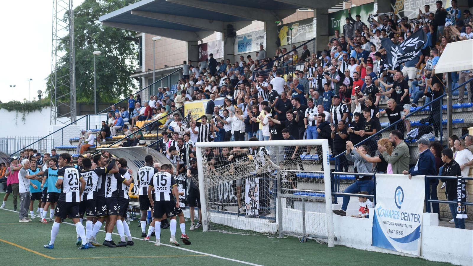 Jugadores y aficionados de la Balona, en Tomares el pasado domingo.