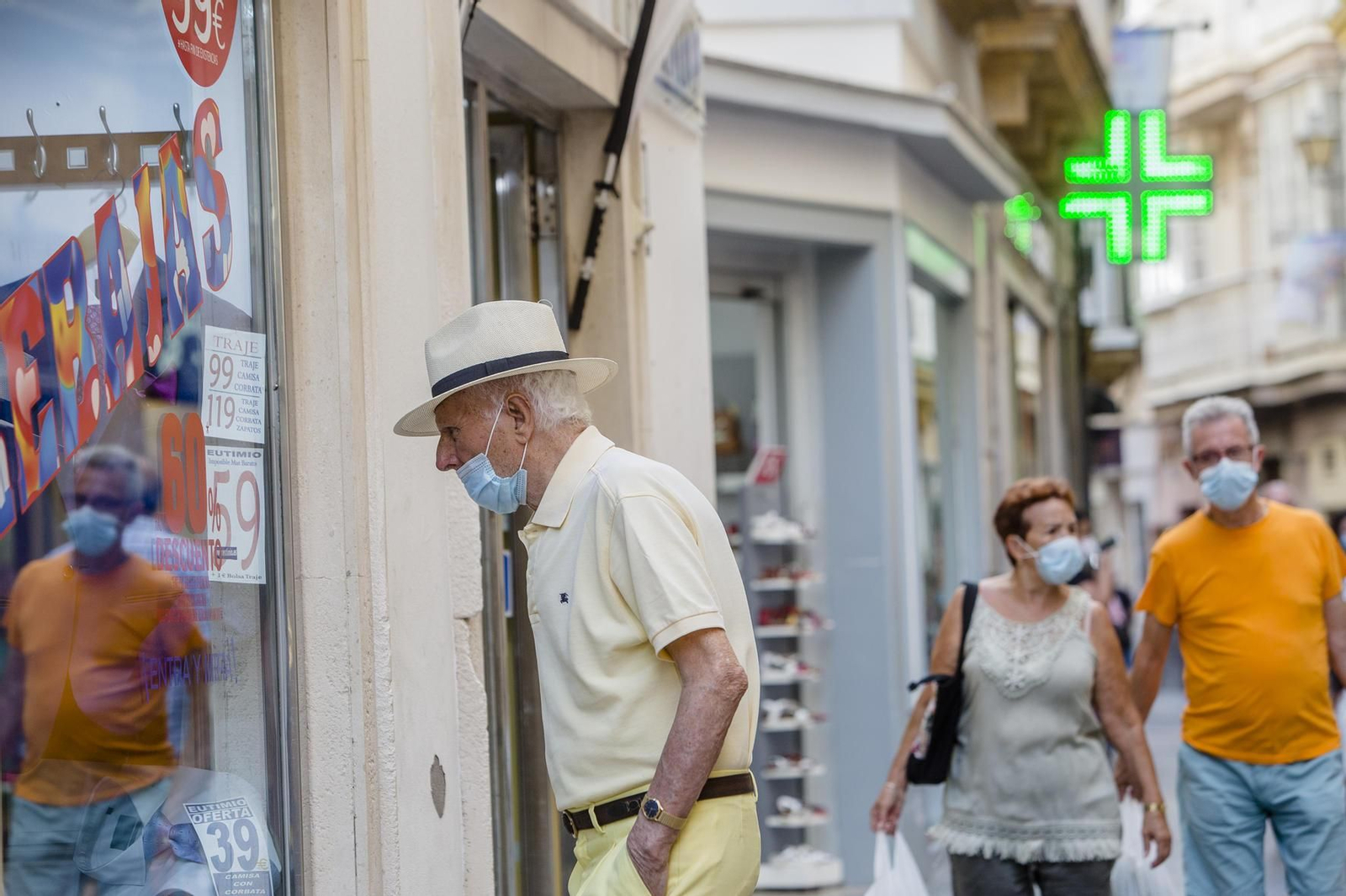 Primer día de la orden de mascarilas obligatorias en la Bahía de Cádiz