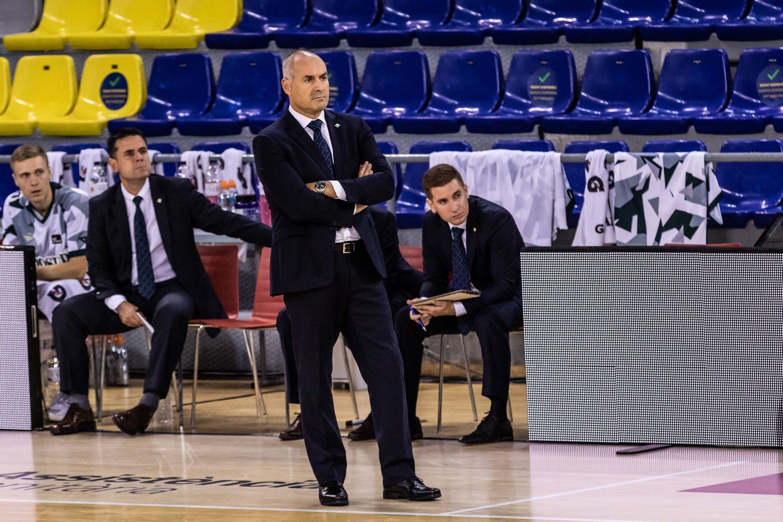 Curro Segura observa el encuentro en el Palau Blaugrana.