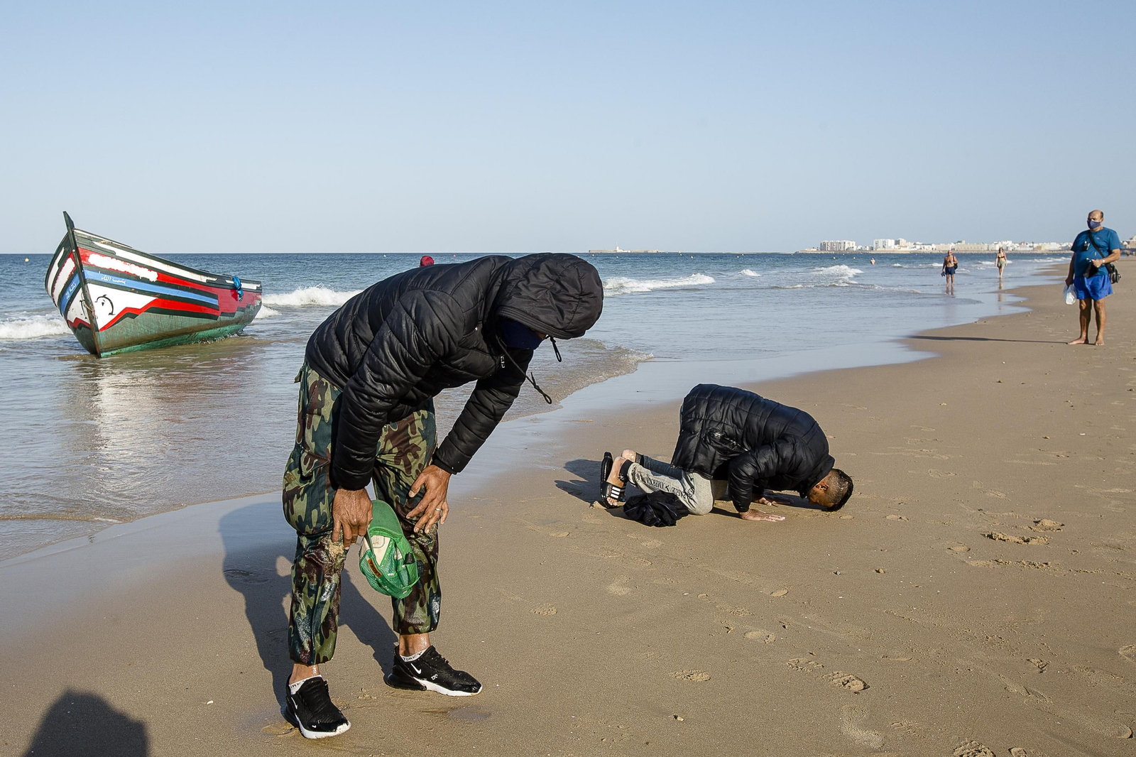 Llegada de una patera con 26 inmigrante a la playa de la Victoria