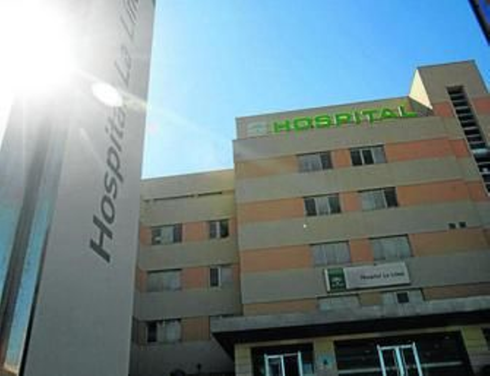 Vista de la fachada del hospital de La Línea de la Concepción, en una imagen de archivo.