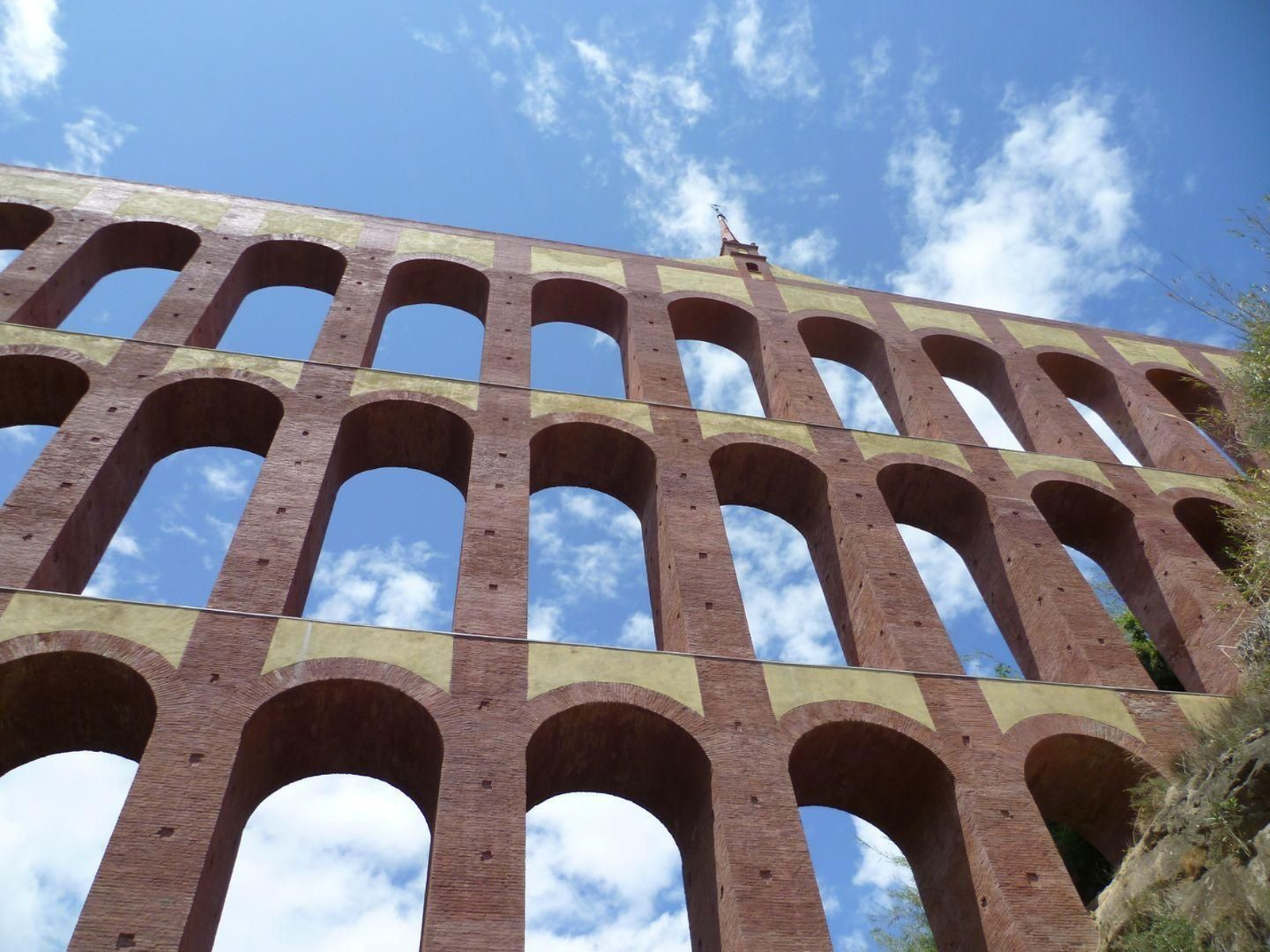 Vista del Acueducto del Águila en Nerja
