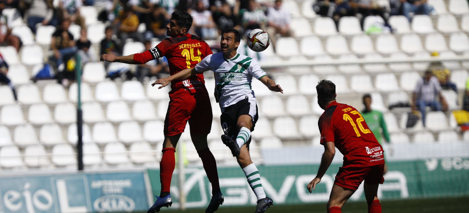 Miguel de las Cuevas pelea un balón aéreo con Yeray.