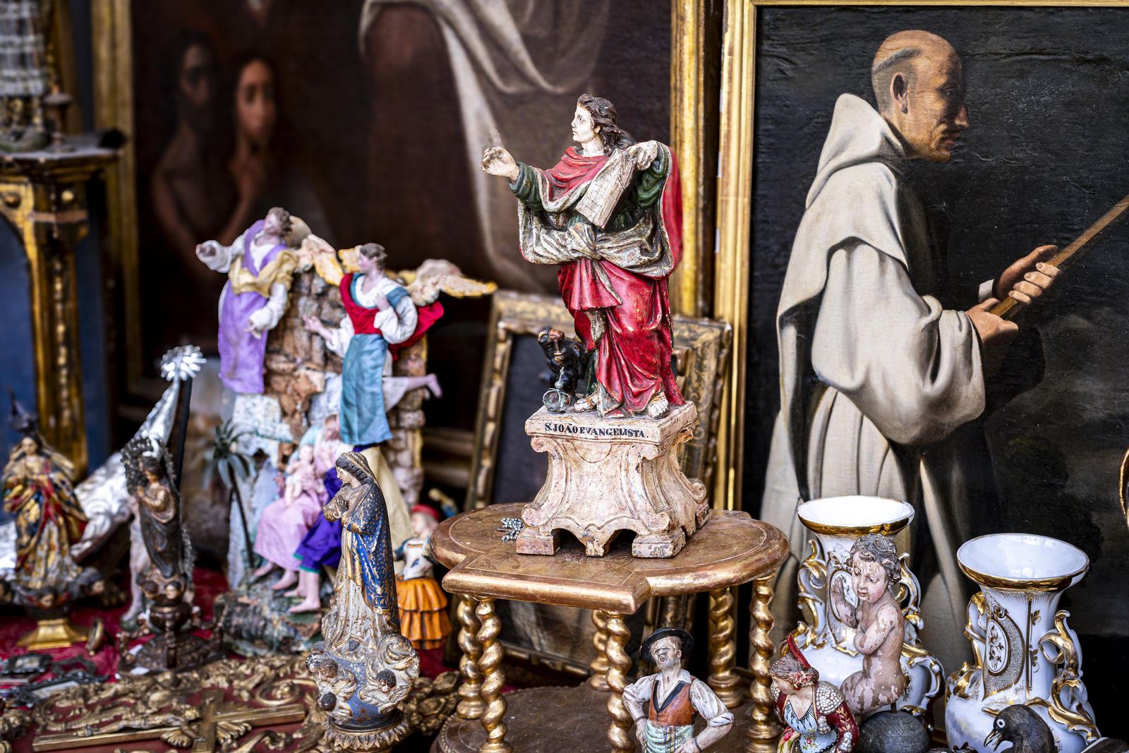 Imágenes del curioso mercadillo de antigüedades en el convento de Santo Domingo en Cádiz