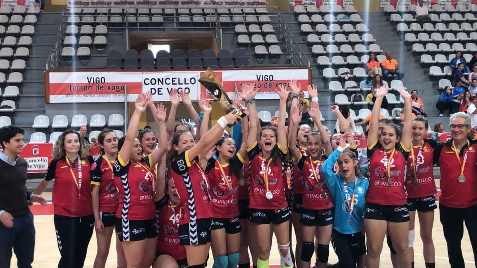 Las chicas del Smurfit Kappa celebran el subcampeonato de España junto a su técnico, Antonio Reyes.