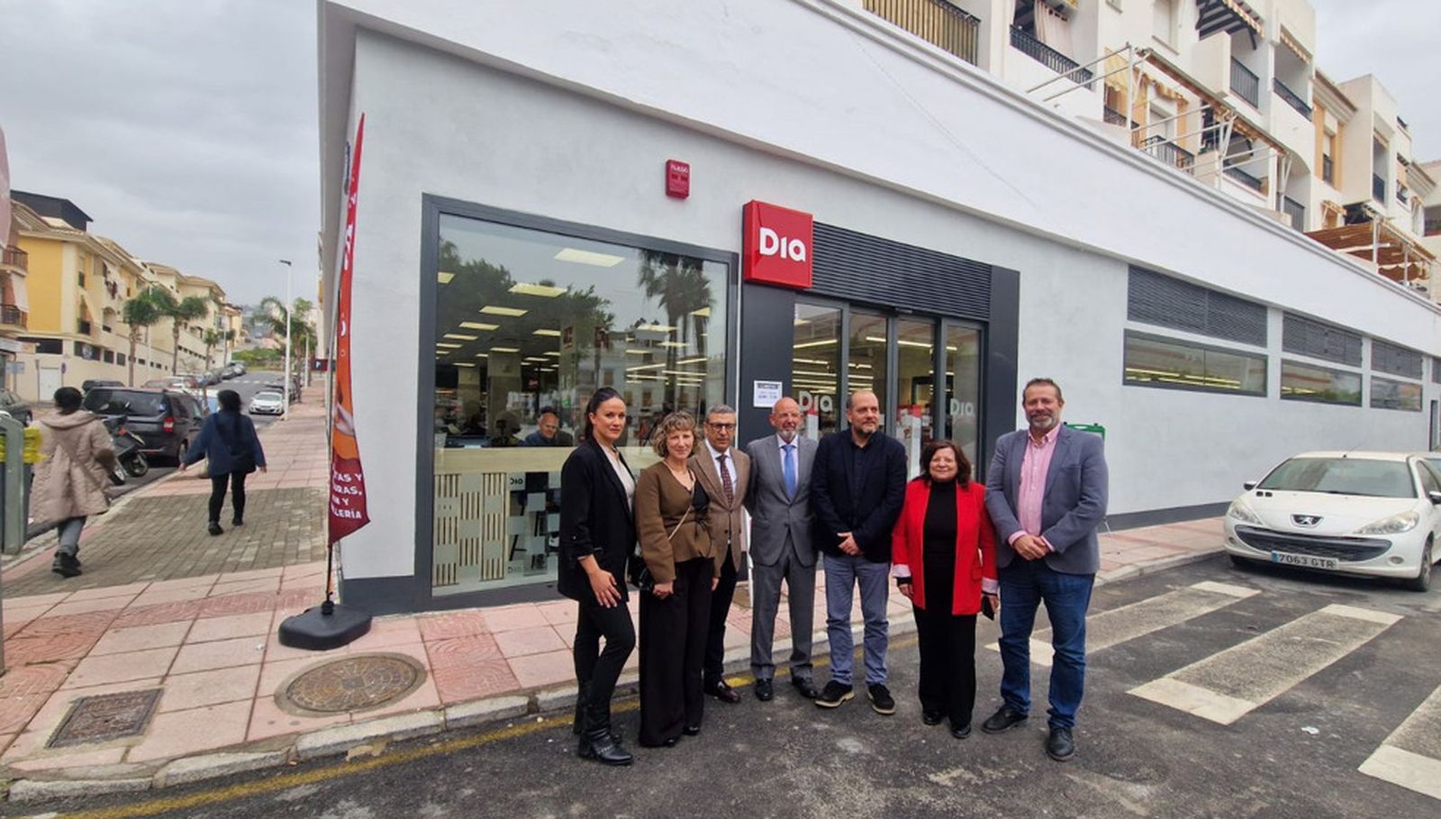 Foto de familia frente a la nueva tienda de Dia en Salobreña.