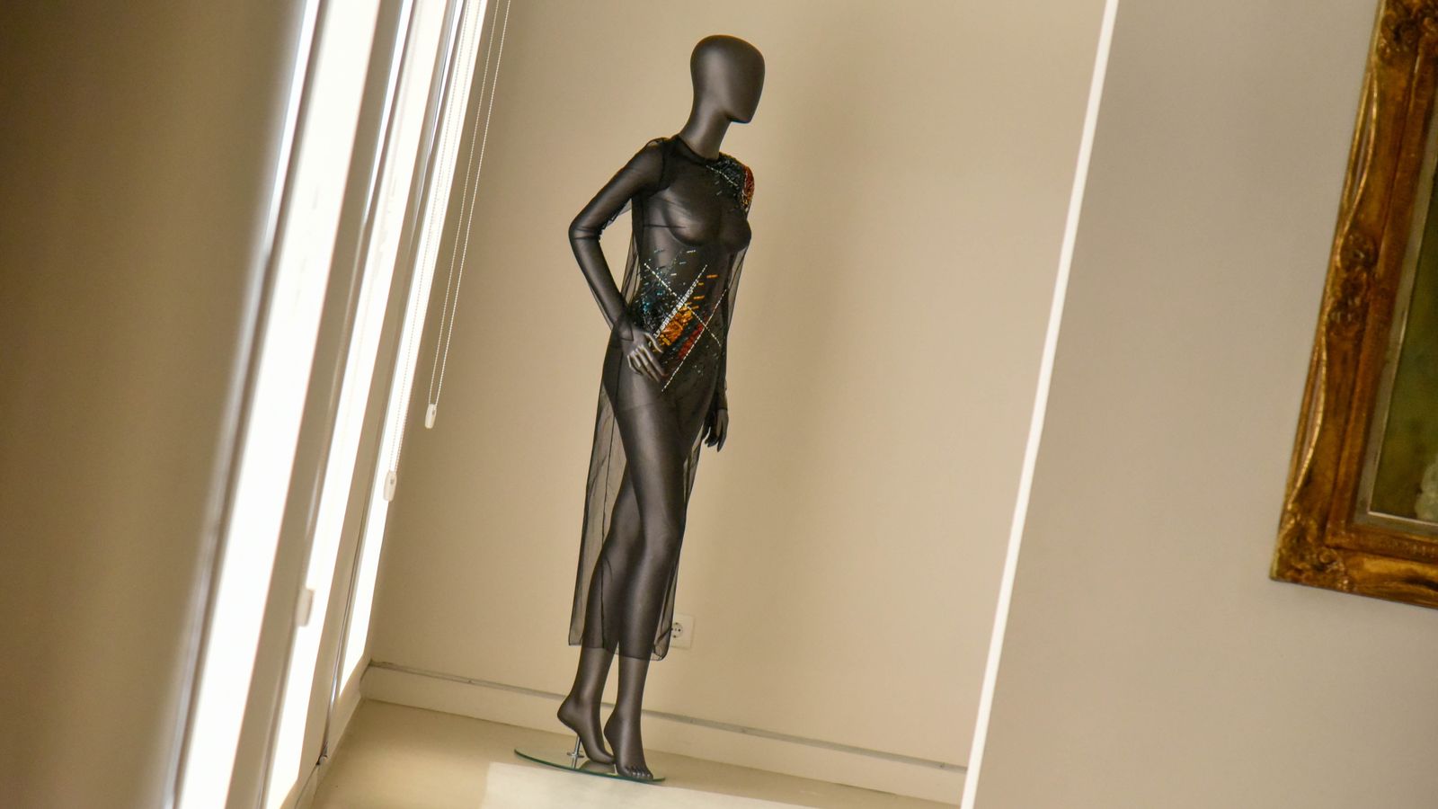 Exposición ' Vísteme: de la Alta Costura al Arte, 90 años de historia de la moda' en el Museo Cruz Herrera