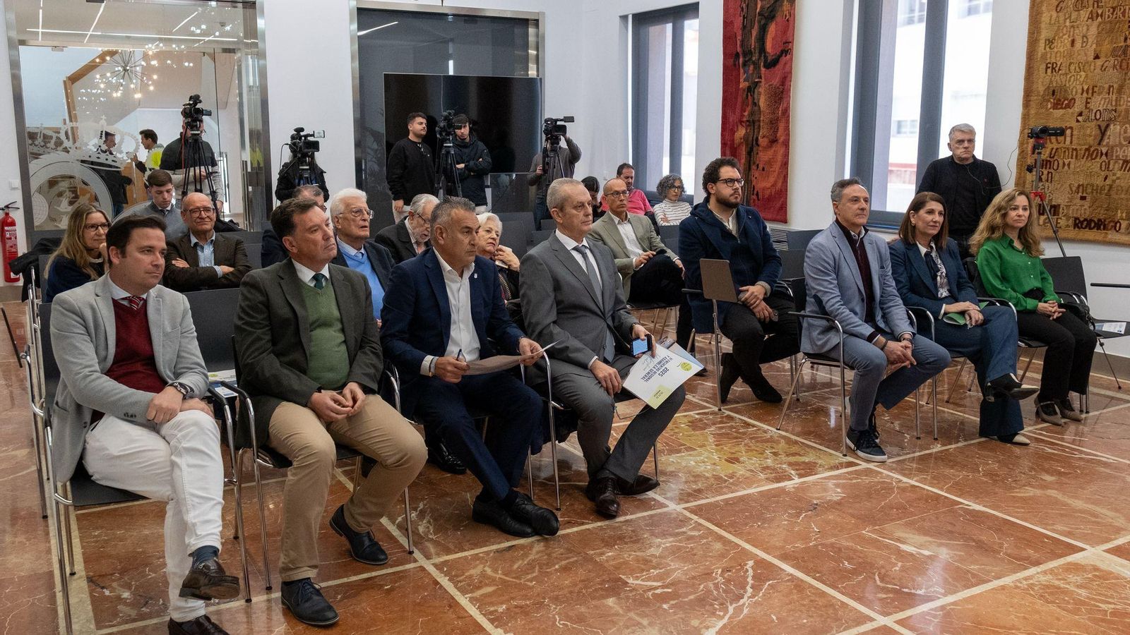 Asistentes a la presentación oficial del encuentro en el salón de plenos de la Diputación de Huelva.