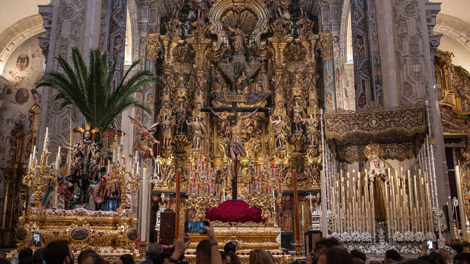 Los pasos de la Hermandad del Amor en la iglesia del Salvador.