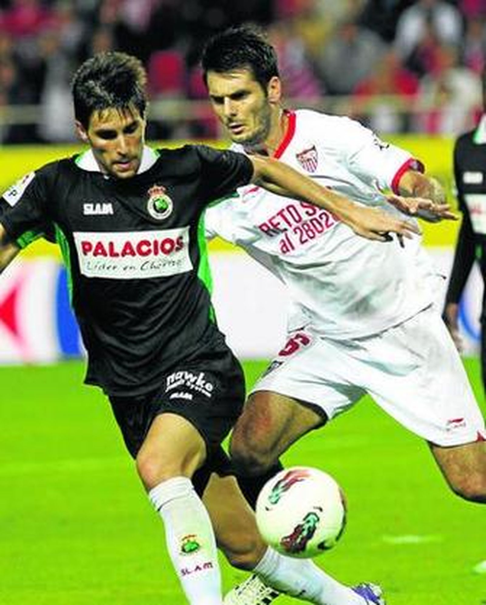 Adrián se anticipa al central bosnio Spahic.