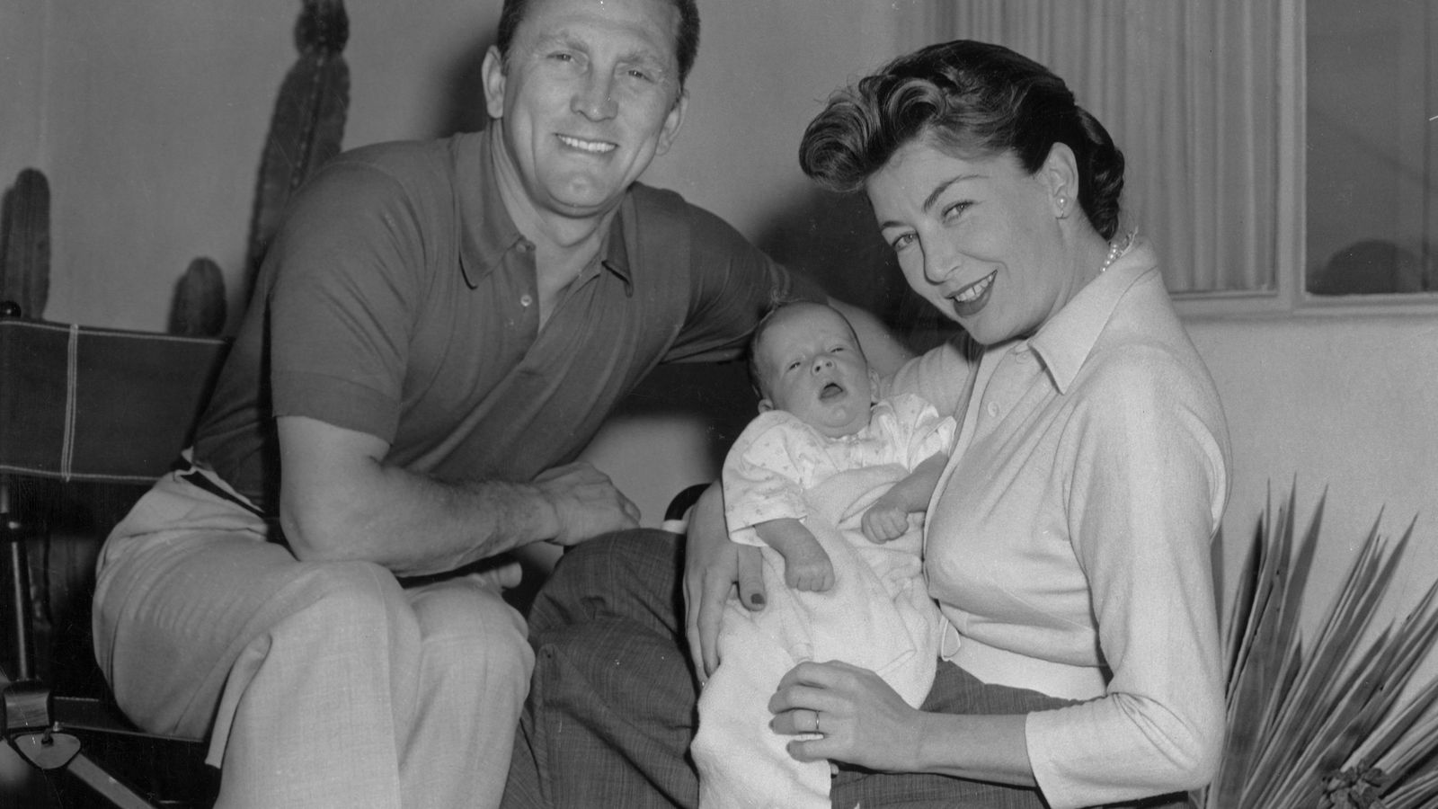 Kirk, con su primera mujer, Diana Dill, y su hijo Michael de bebé.