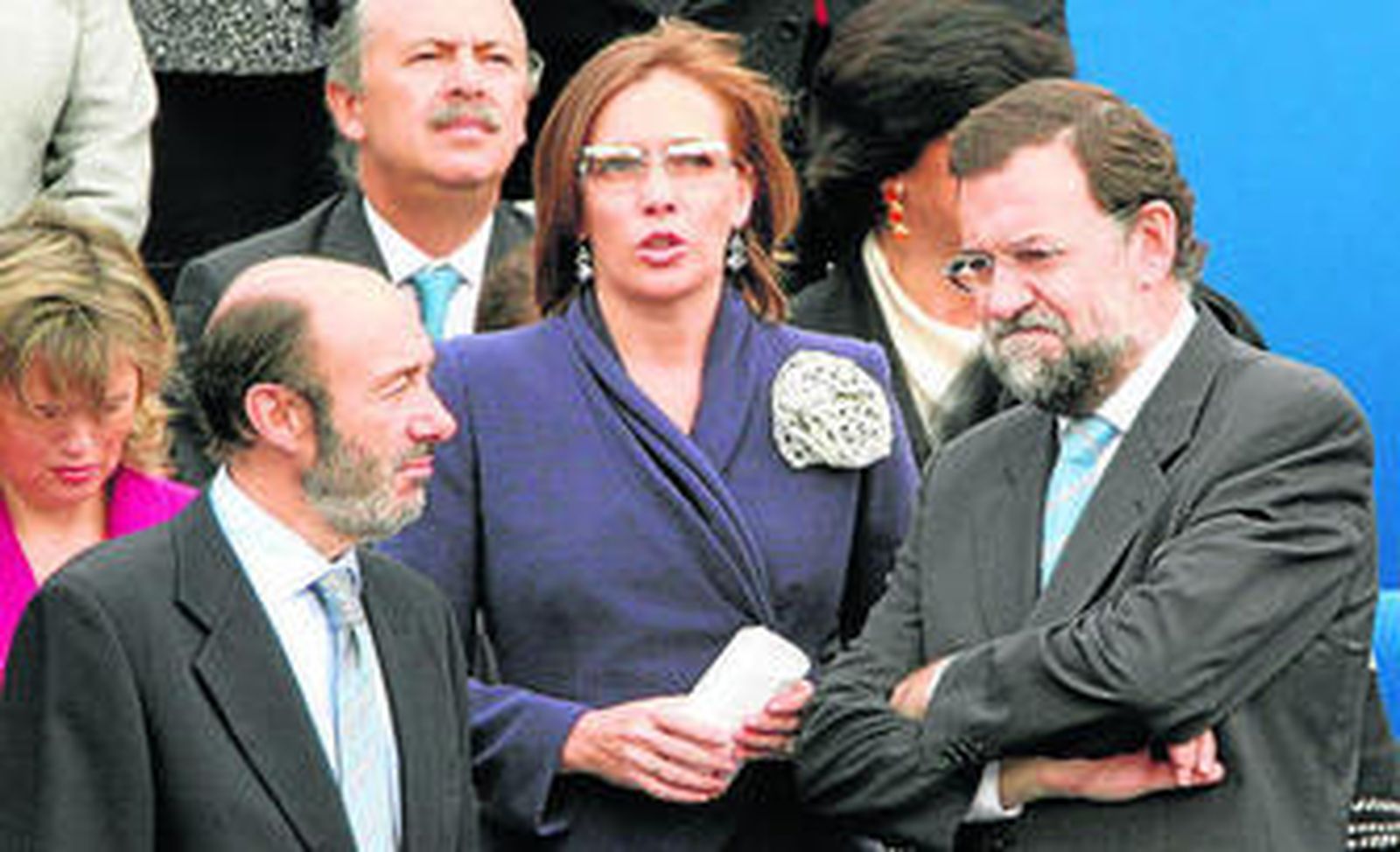 Rubalcaba y Rajoy, durante un desfile con motivo del Día de las FAS.