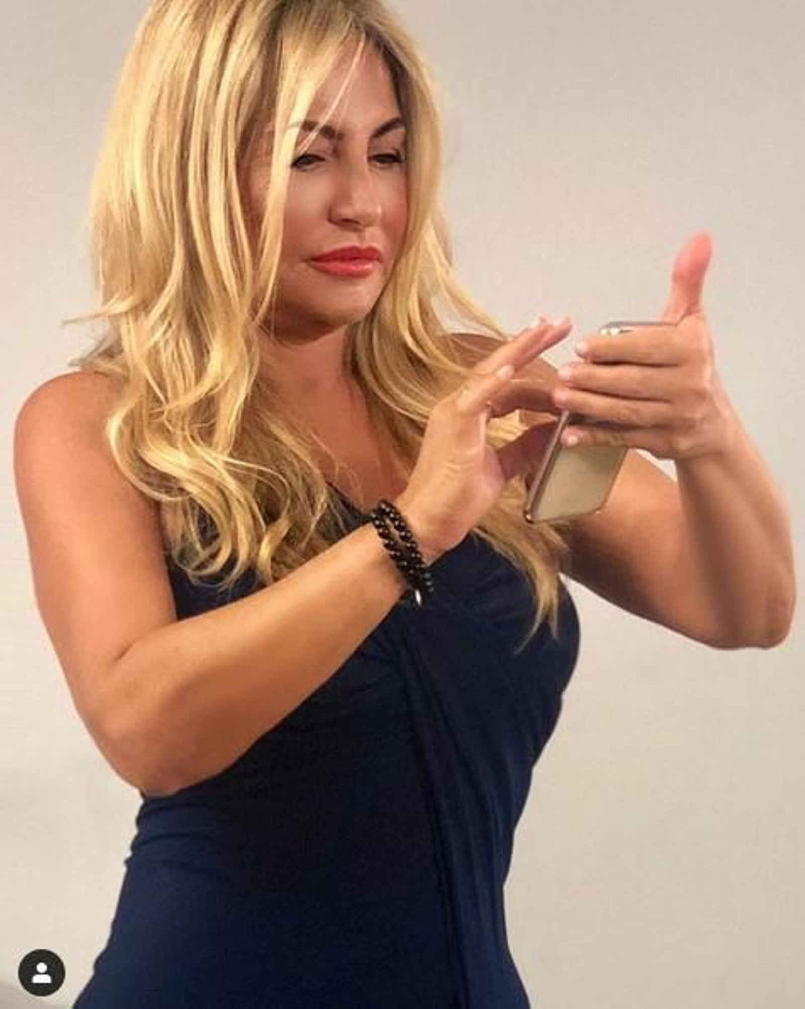 La fotografía que la presentadora subió posteriormente a su equivocado retoque.