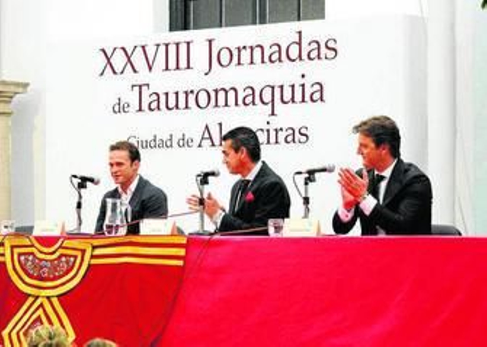 El Tato y Emilio Trigo aplauden a Ferrera al recordar la buena corrida del diestro en Lisboa el jueves.