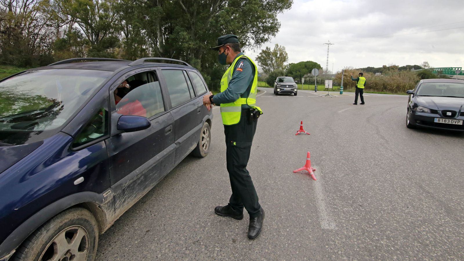 Coronavirus: control perimetral de la Guardia Civil en la rotonda de Estella