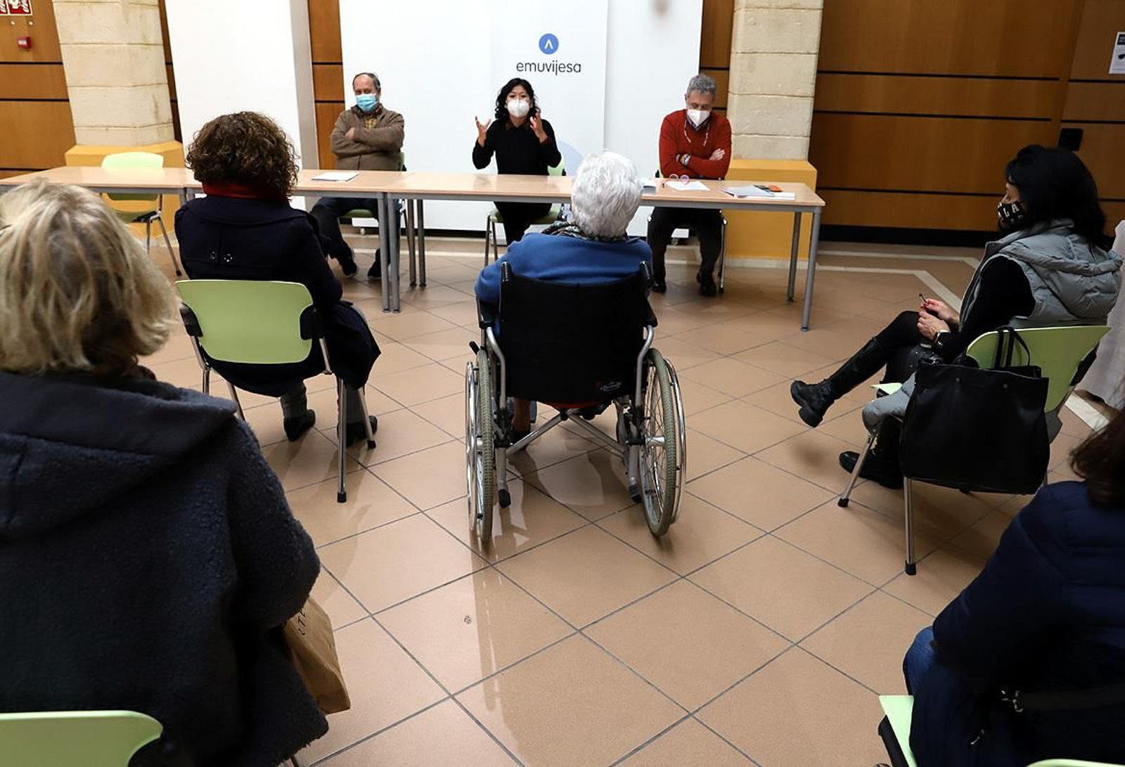 Ana Hérica Ramos se dirige a los asistentes a la reunión.