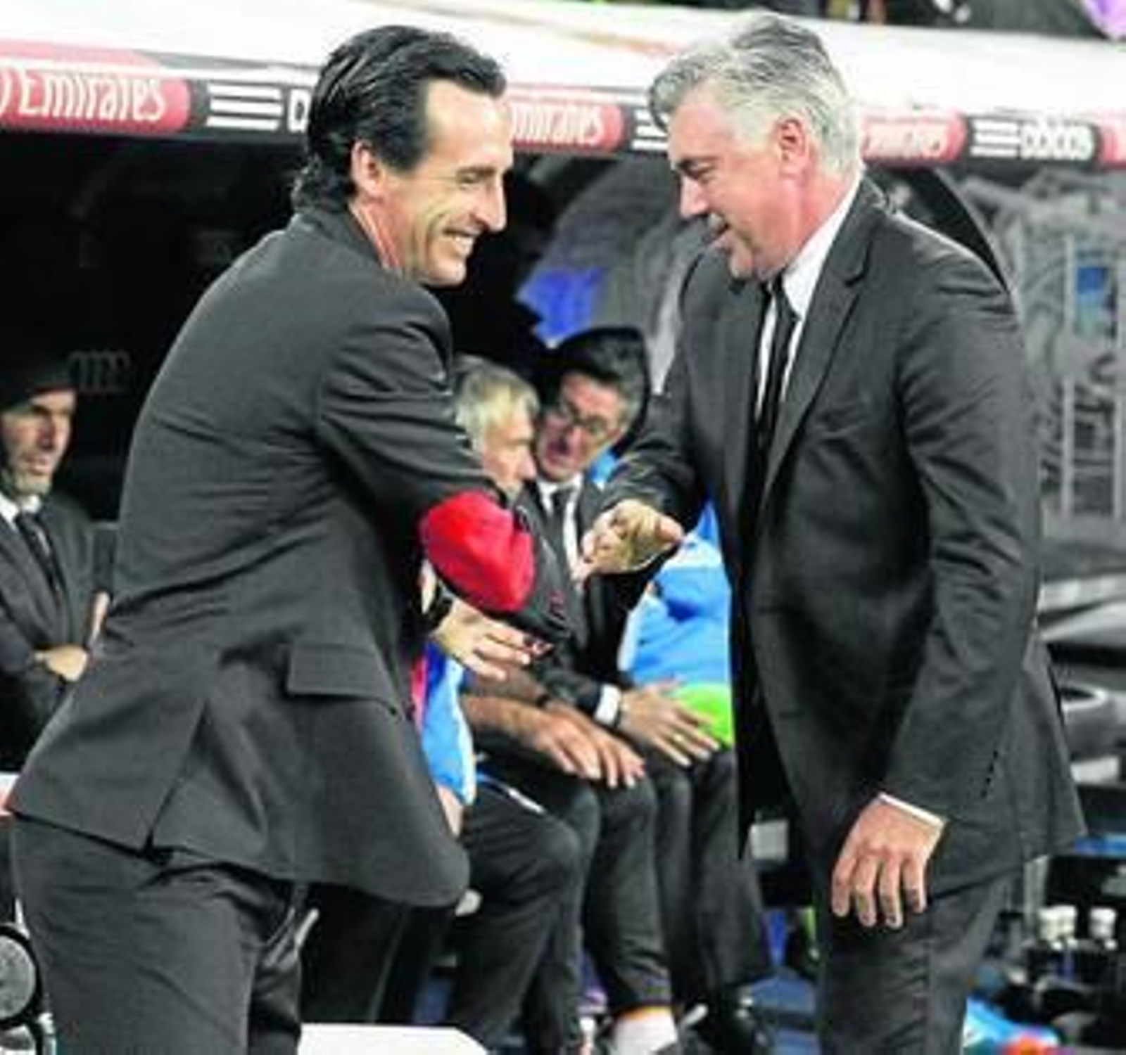 Unai Emery saluda afablemente a Carlo Ancelotti antes del encuentros del miércoles en el Bernabéu.