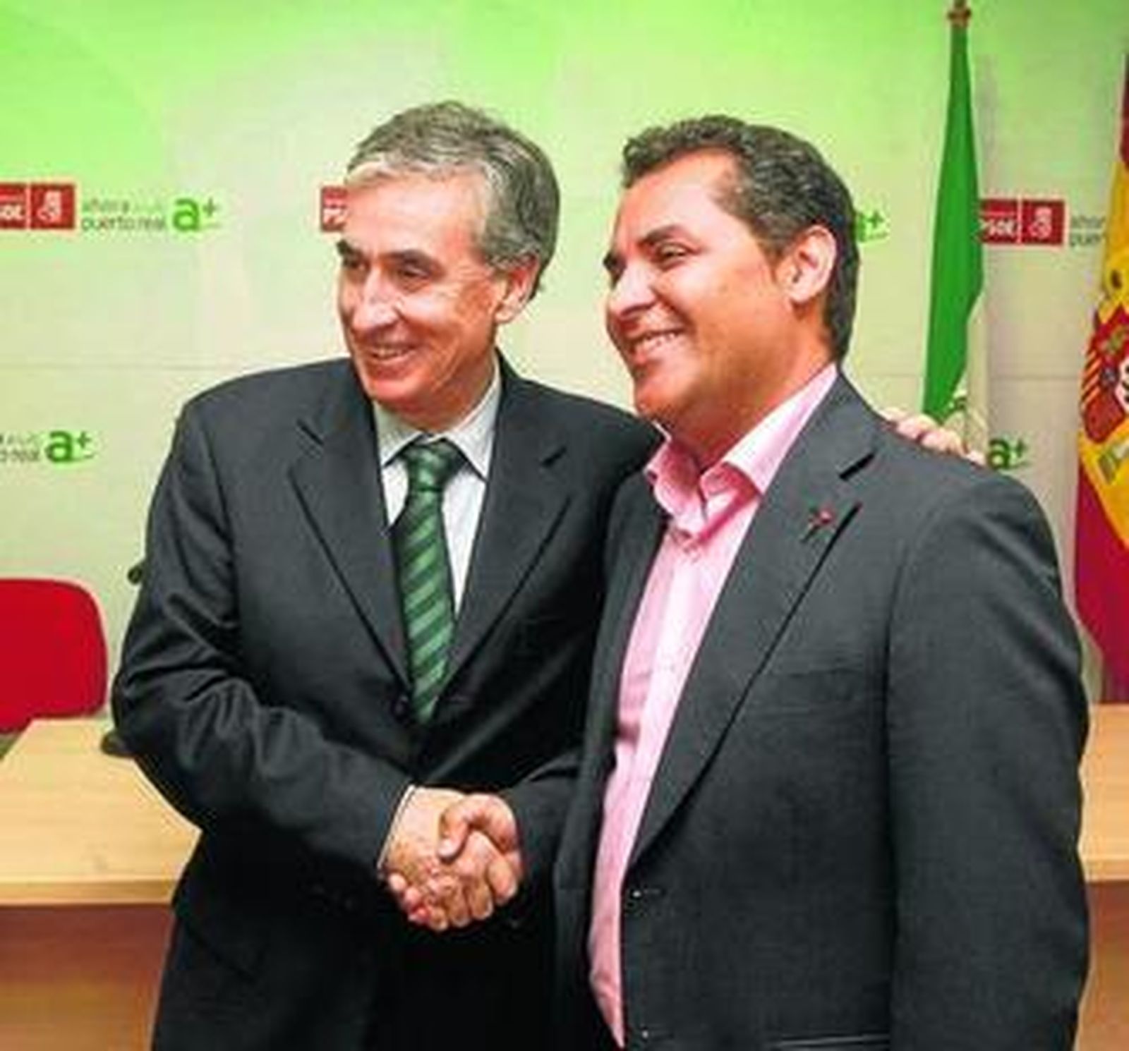 Jáuregui, ayer con el candidato del PSOE en Puerto Real, Pedro Romero.