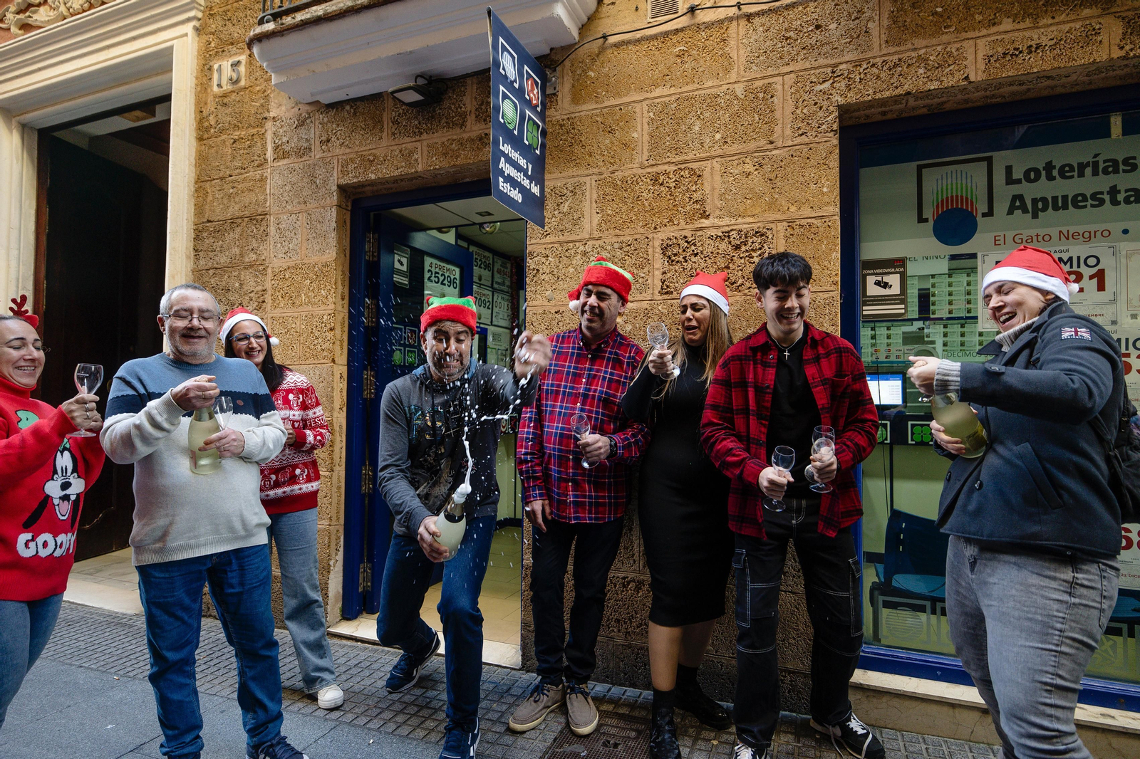 Lotería de Navidad 2023: Las imágenes de la celebración del Gordo en Cádiz