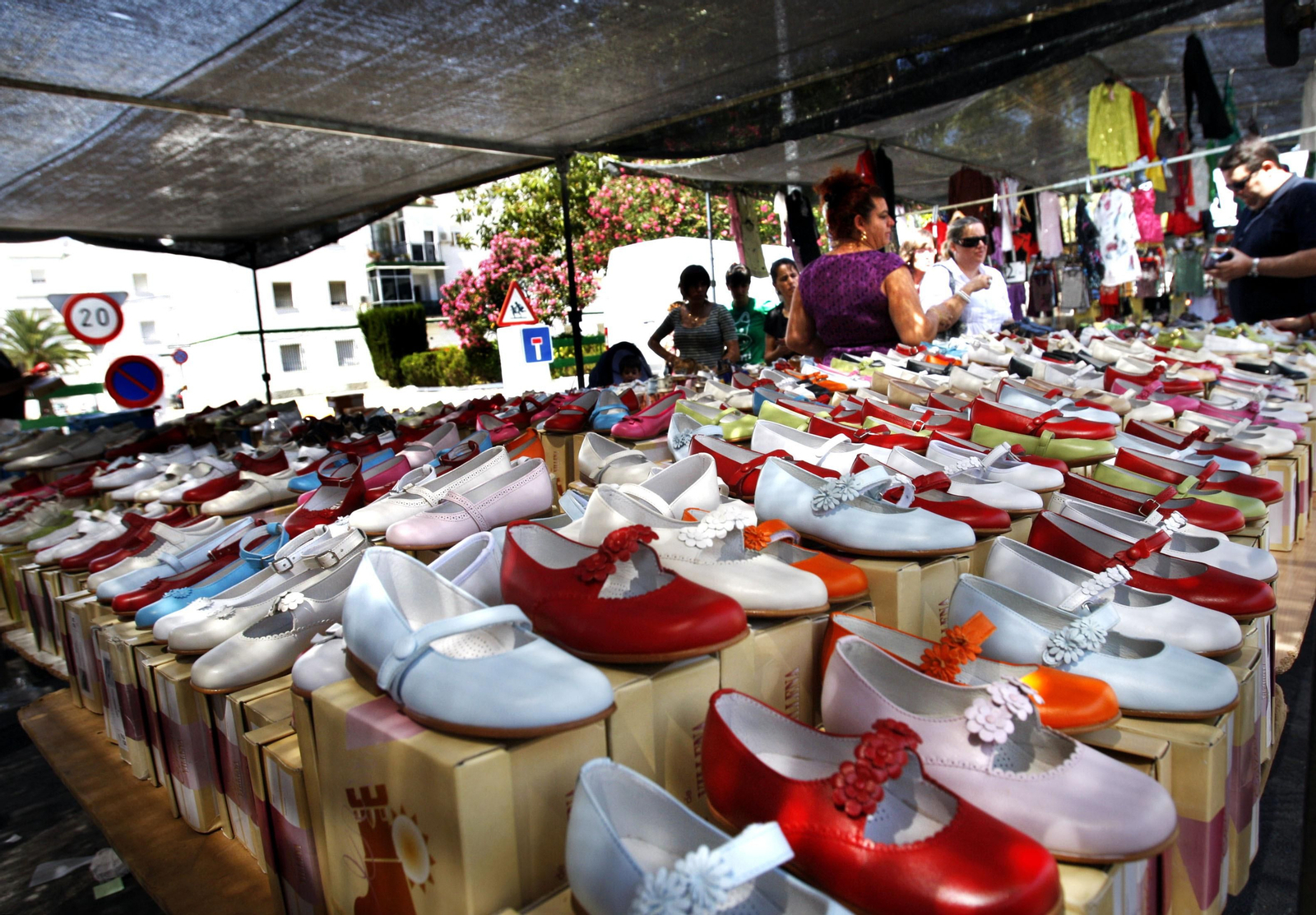 Un puesto de calzado en uno de los mercadillos ambulantes andaluces.