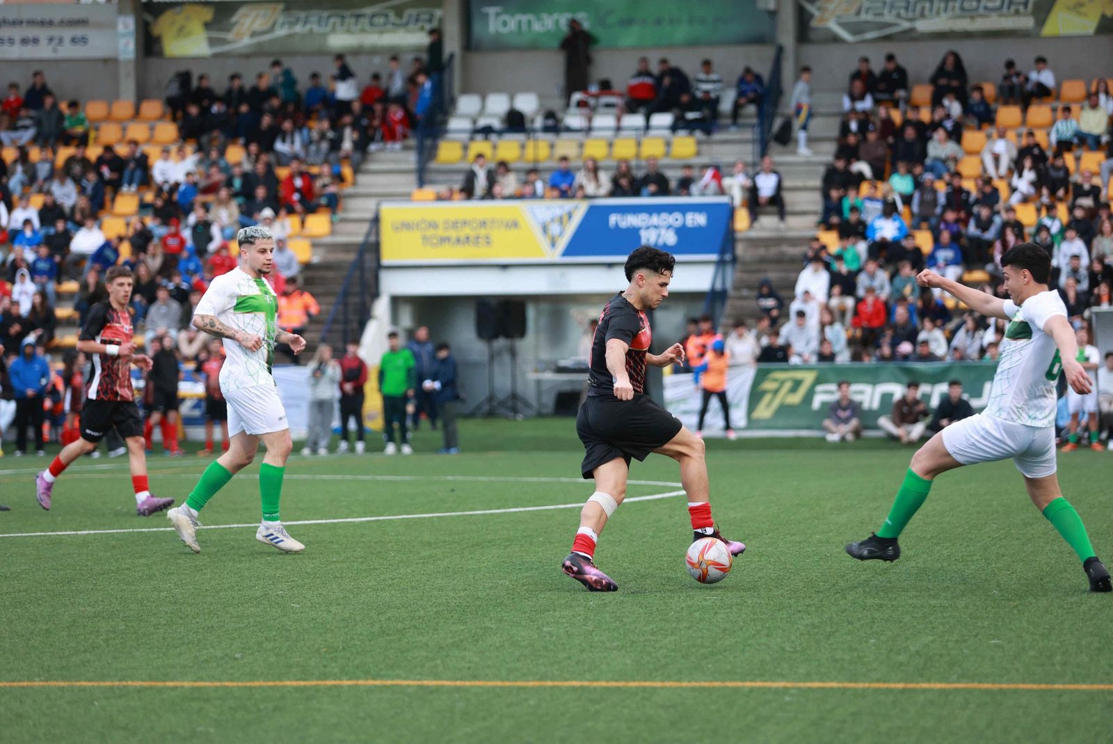 Un momento del partido disputado en Tomares.