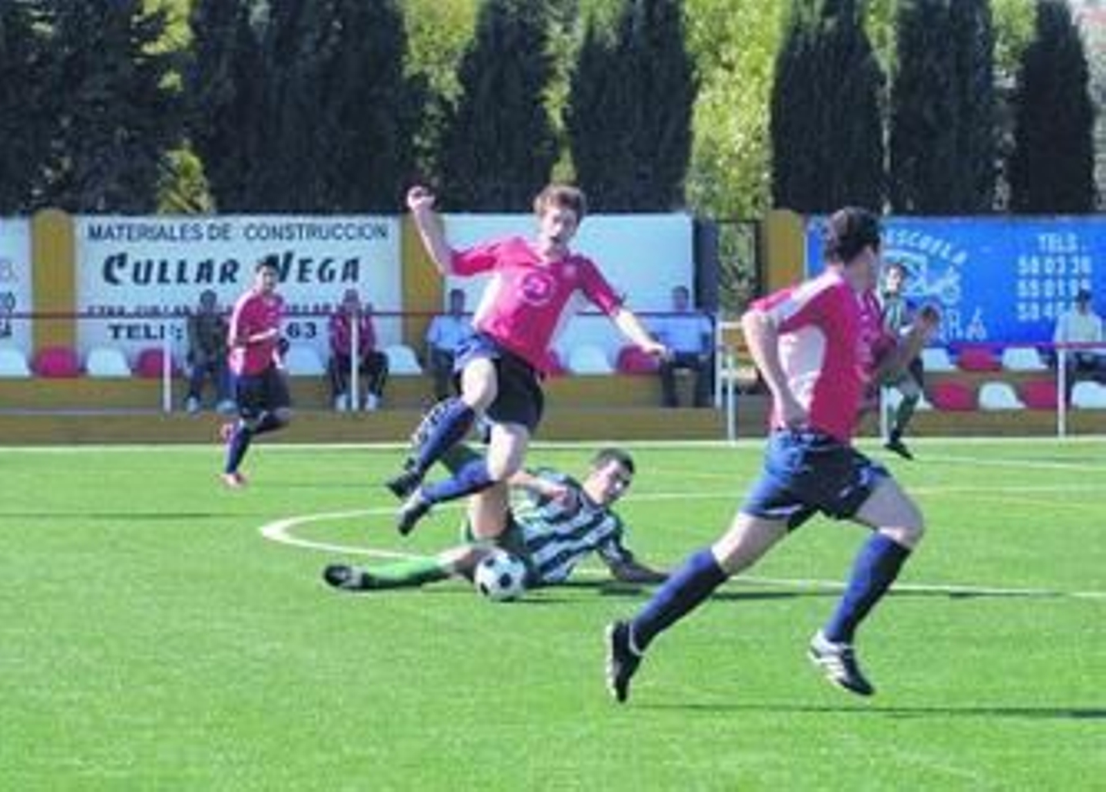 Sergio Cruz intenta superar la dura entrada de un 'marinero'.