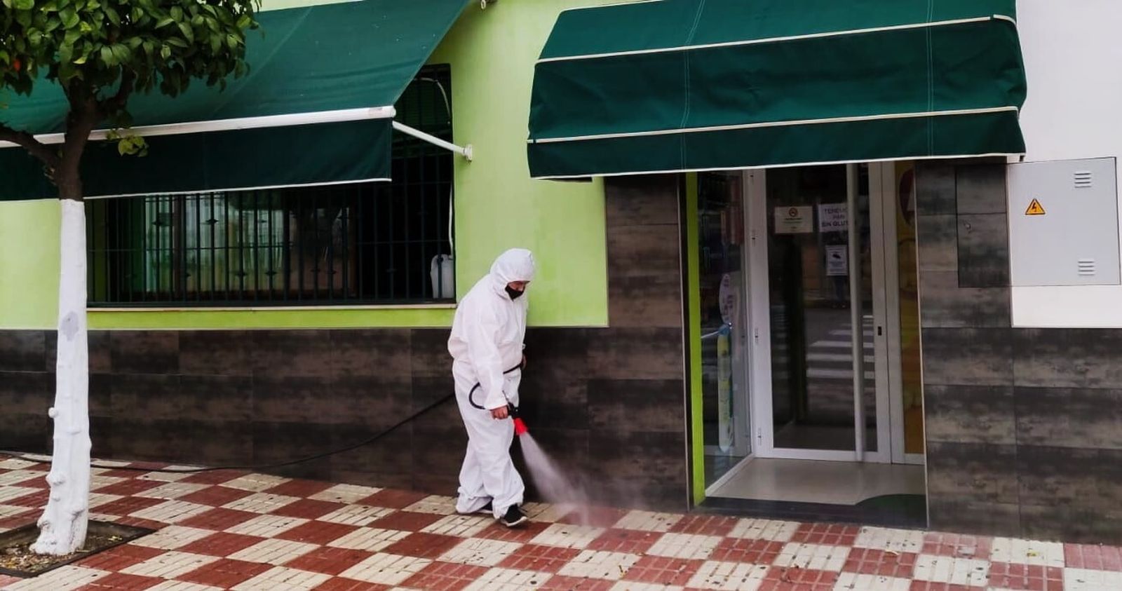 Labores de desinfección en El Carpio, uno de los municipios que podría rebajar sus restricciones.