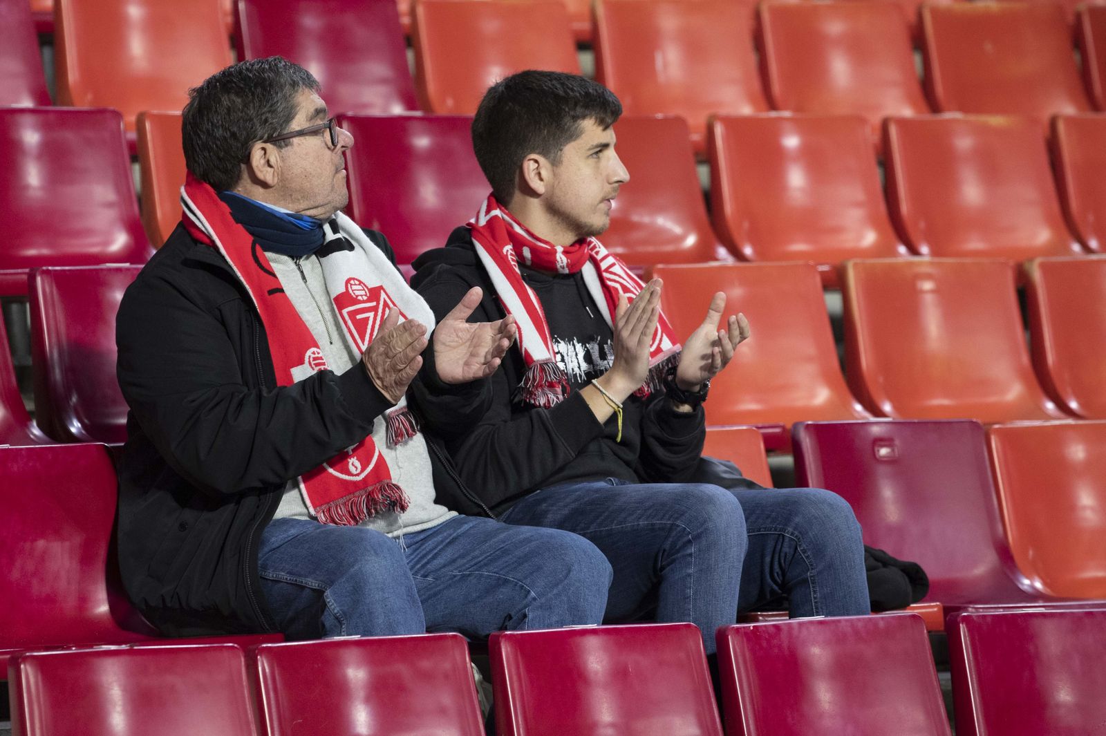 Encuéntrate en la grada de Los Cármenes en el Granada - Athletic Club
