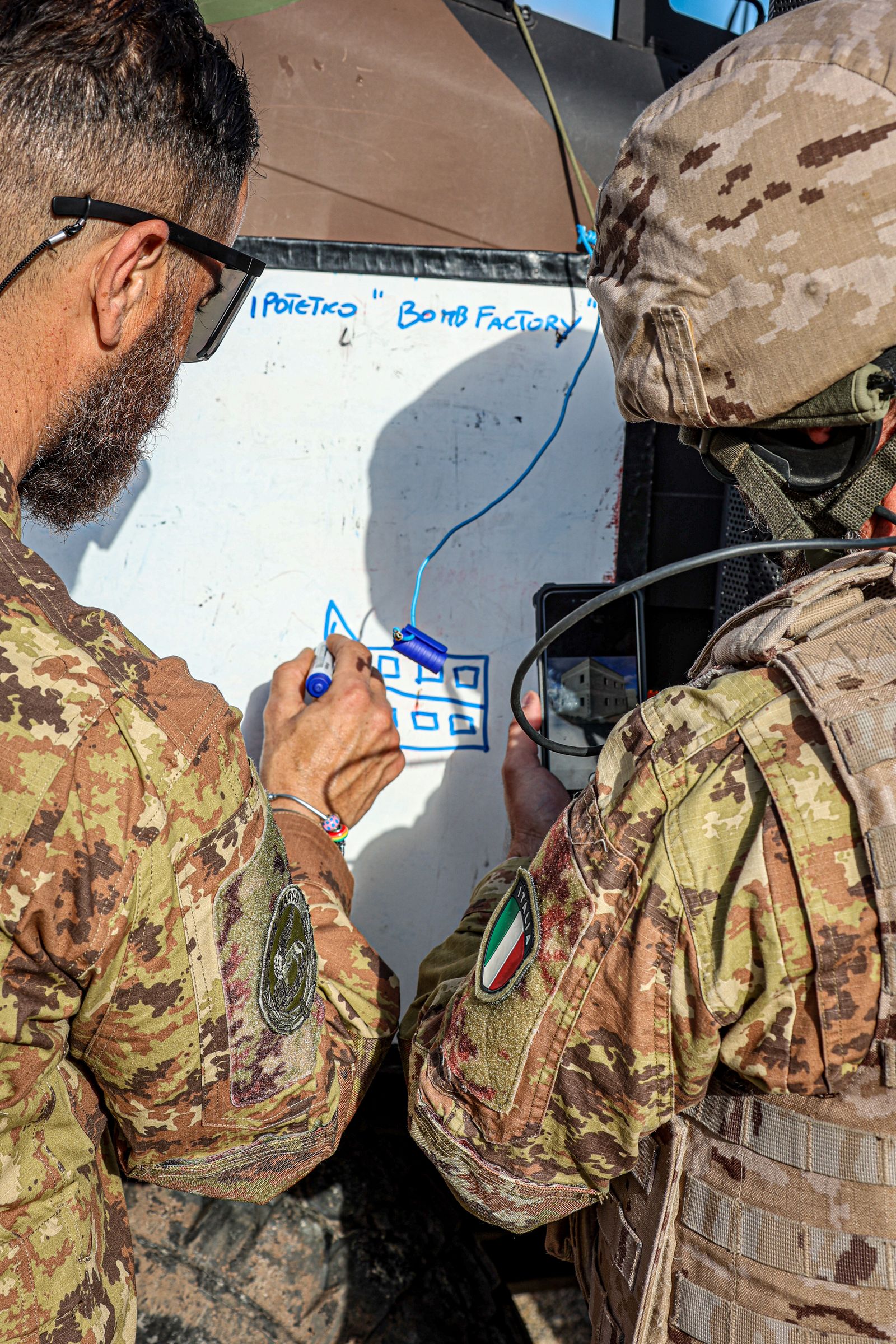 Fuerzas Armadas: Así se adiestran los equipos de desactivación de explosivos en Cádiz