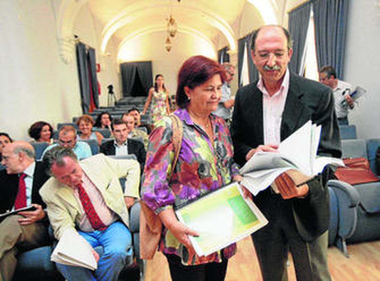 Gloria Vega y Francisco García revisan el informe del POTA presentado ayer a la comisión de redacción.
