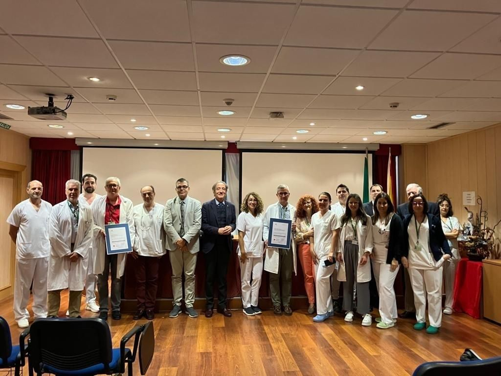 Entrega de los certificados de calidad a las unidades de Farmacia y Medicina Interna y Especialidades Médicas