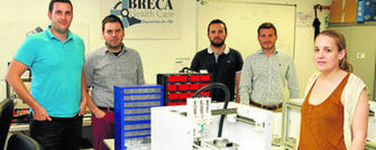 El equipo de Regemat, junto a una de sus impresoras.