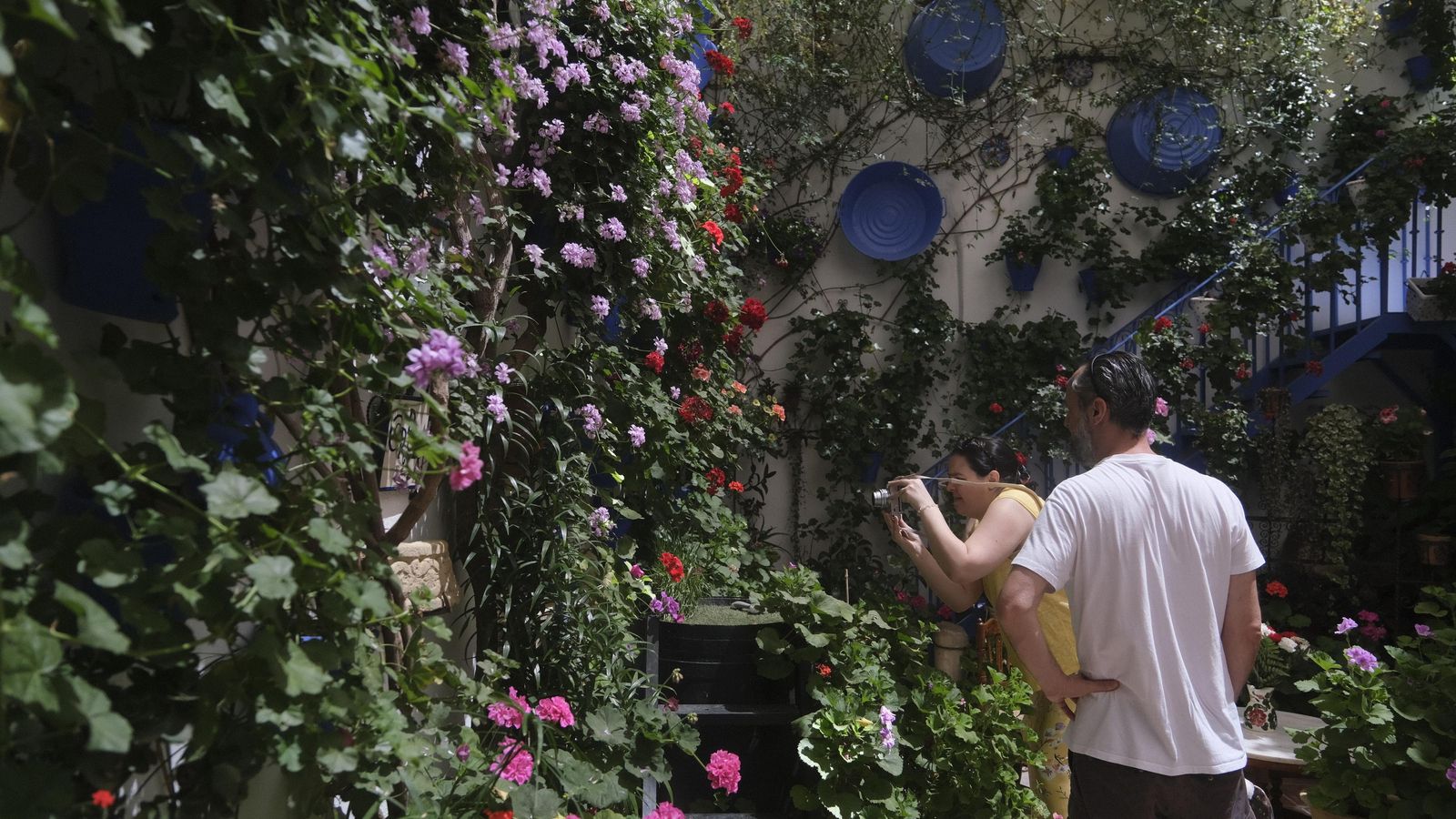 Andrea y María Fernández en el patio Guzmanas, 7.
