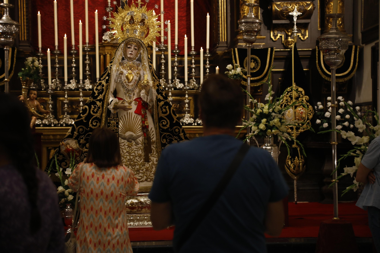 El besamanos extraordinario de la Virgen de los Dolores de Córdoba, en imágenes
