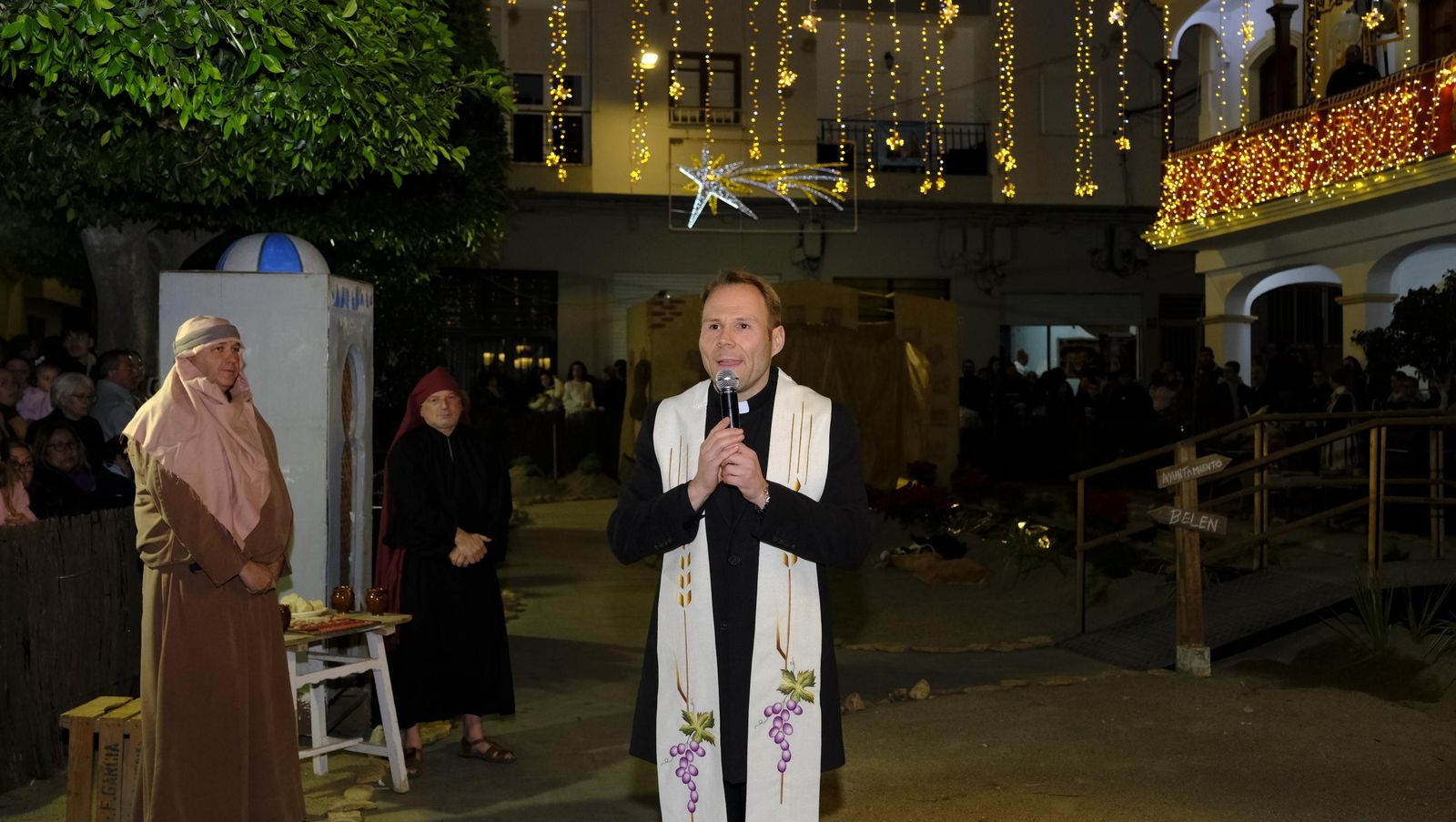 El Belén viviente de Gádor abarrota de público la plaza del pueblo, en imágenes