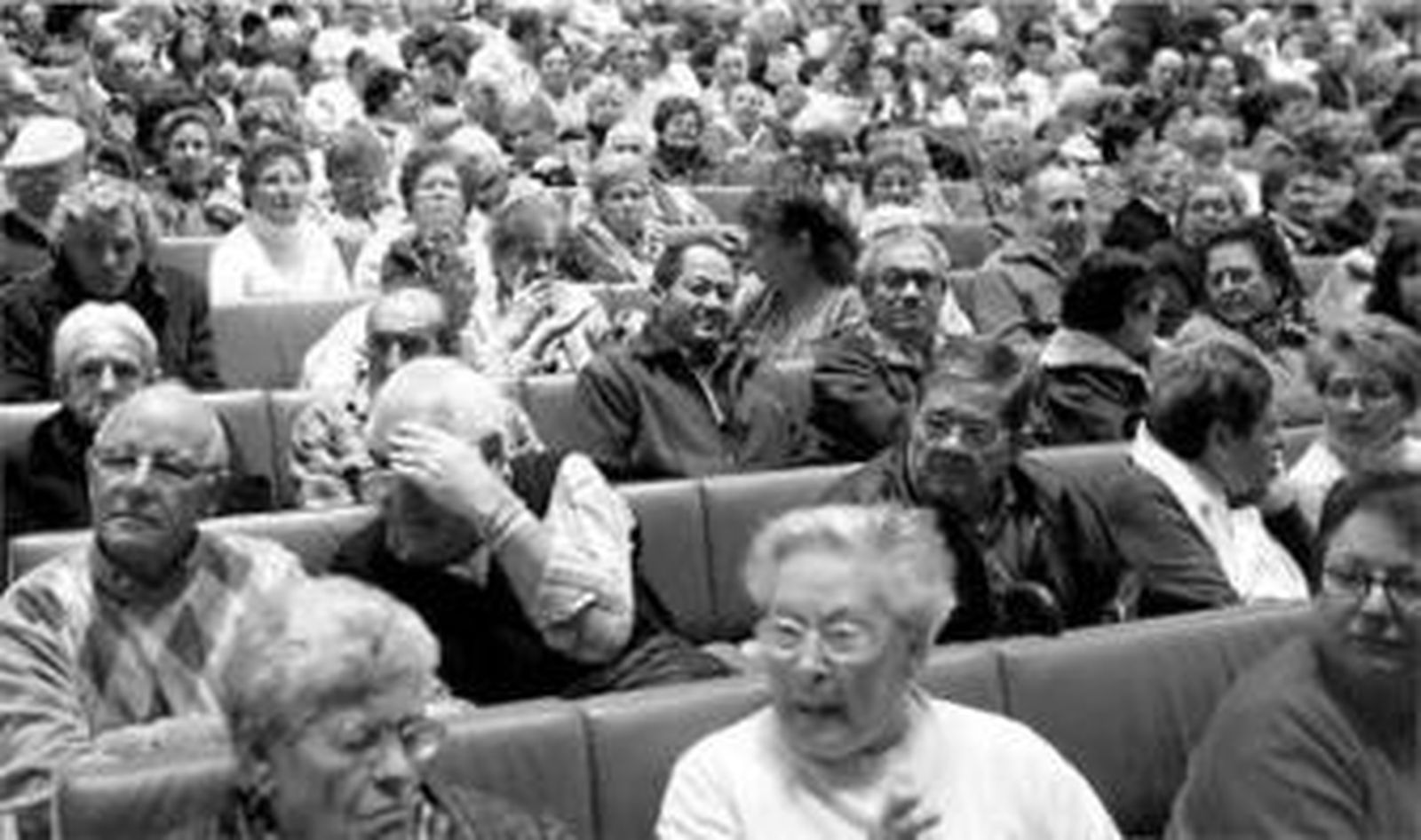 Una de las mesas de mayores en el patio principal del Palacio de Congresos.