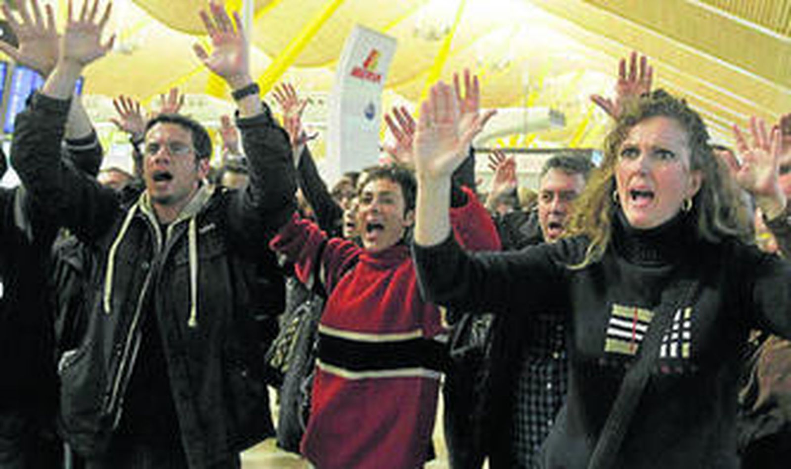 Trabajadores de Iberia se manifiestan ayer en Barajas.