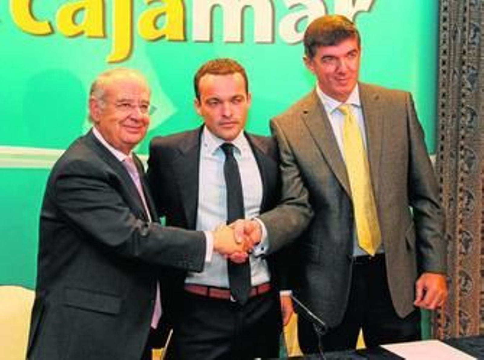 Los presidentes de Cajamar (Antonio Pérez Lao) y Caixa Rural Balears (Gabriel Roca Roca) sellando la fusión.