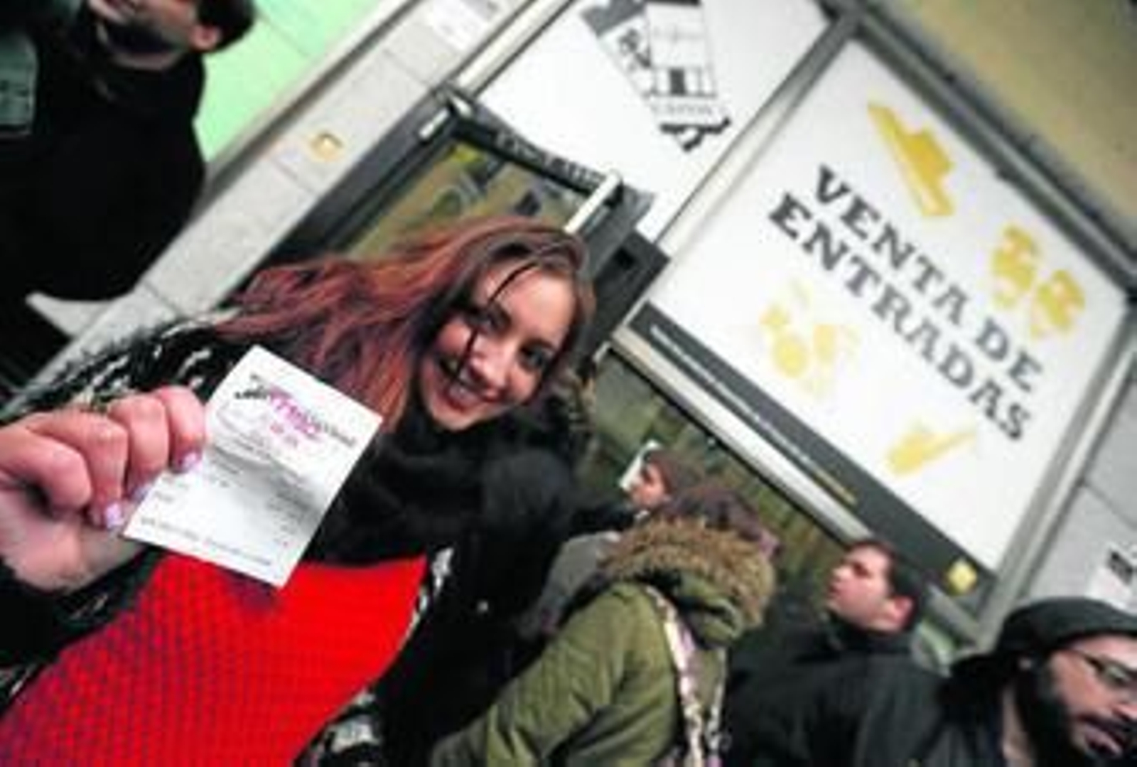 Una afortunada, con su entrada.