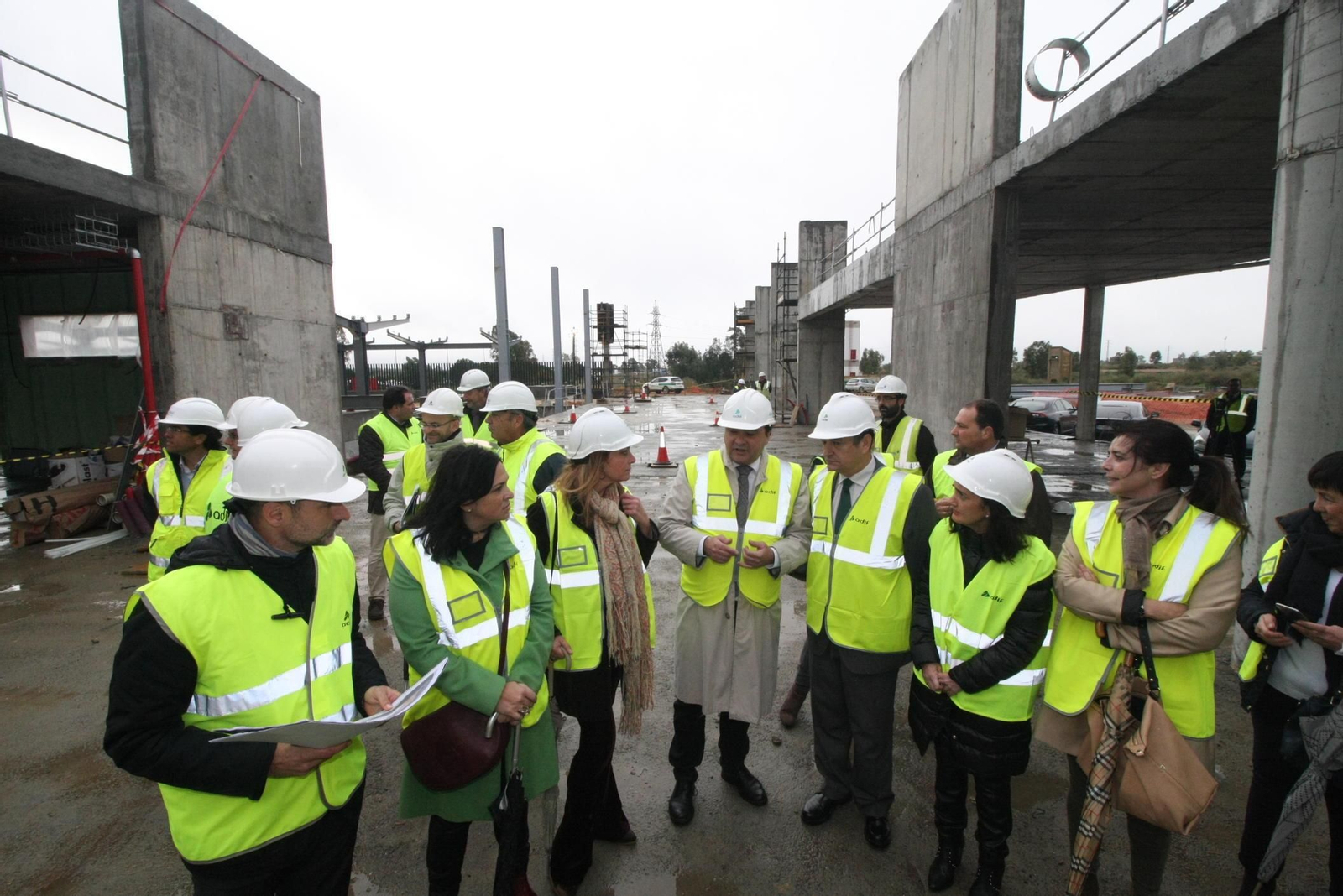 Gabriel Cruz y Antonio Sanz -en el centro-, junto a otros representantes institucionales, durante la visita a las obras de la nueva estación.
